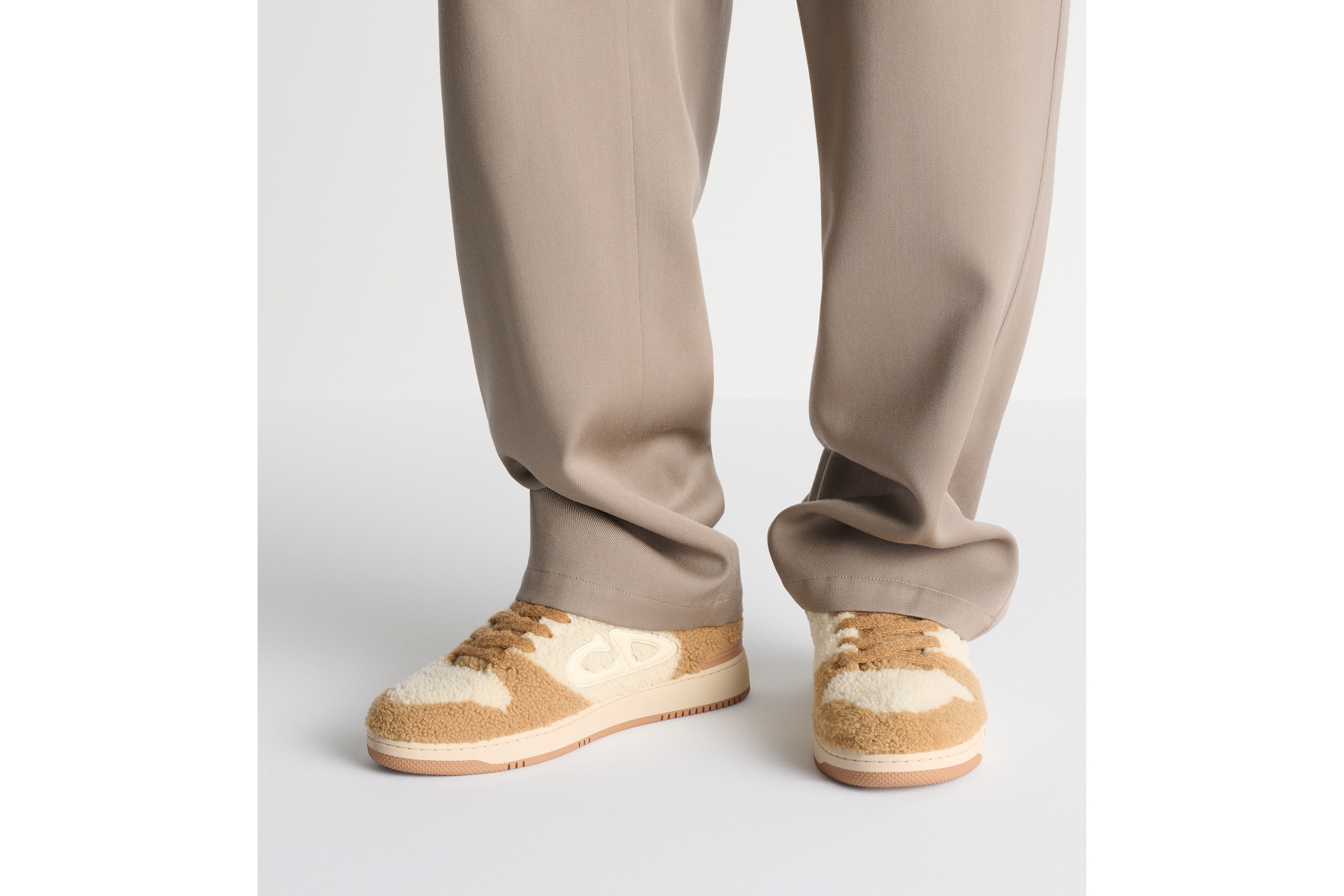 B57 Dribble 低帮运动鞋 - 限量编号版 驼色和奶油白色羊毛皮、牛皮革和科技面料 E23