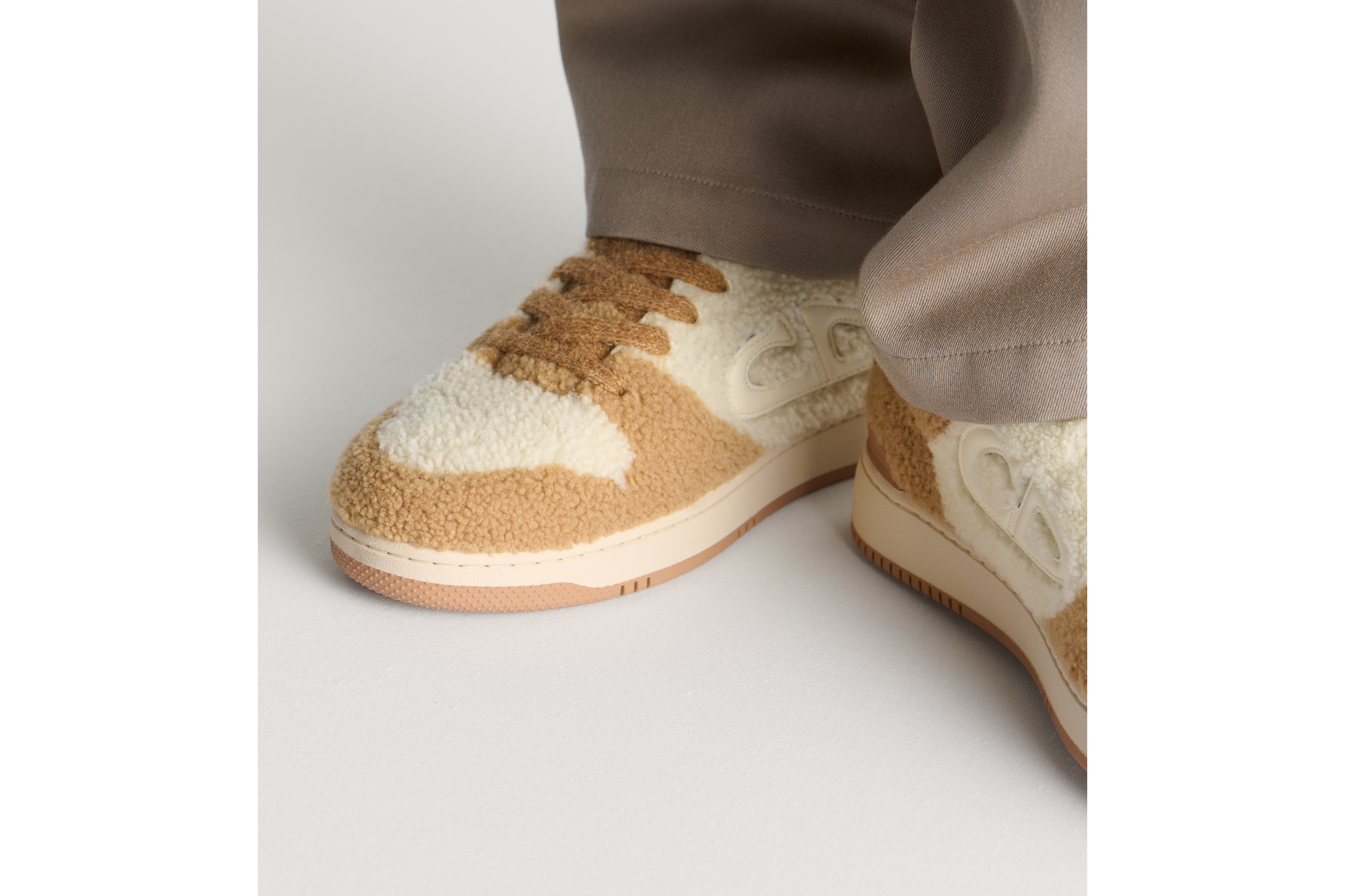 look_image_alt_prefix B57 Dribble 低帮运动鞋 - 限量编号版 驼色和奶油白色羊毛皮、牛皮革和科技面料 E24