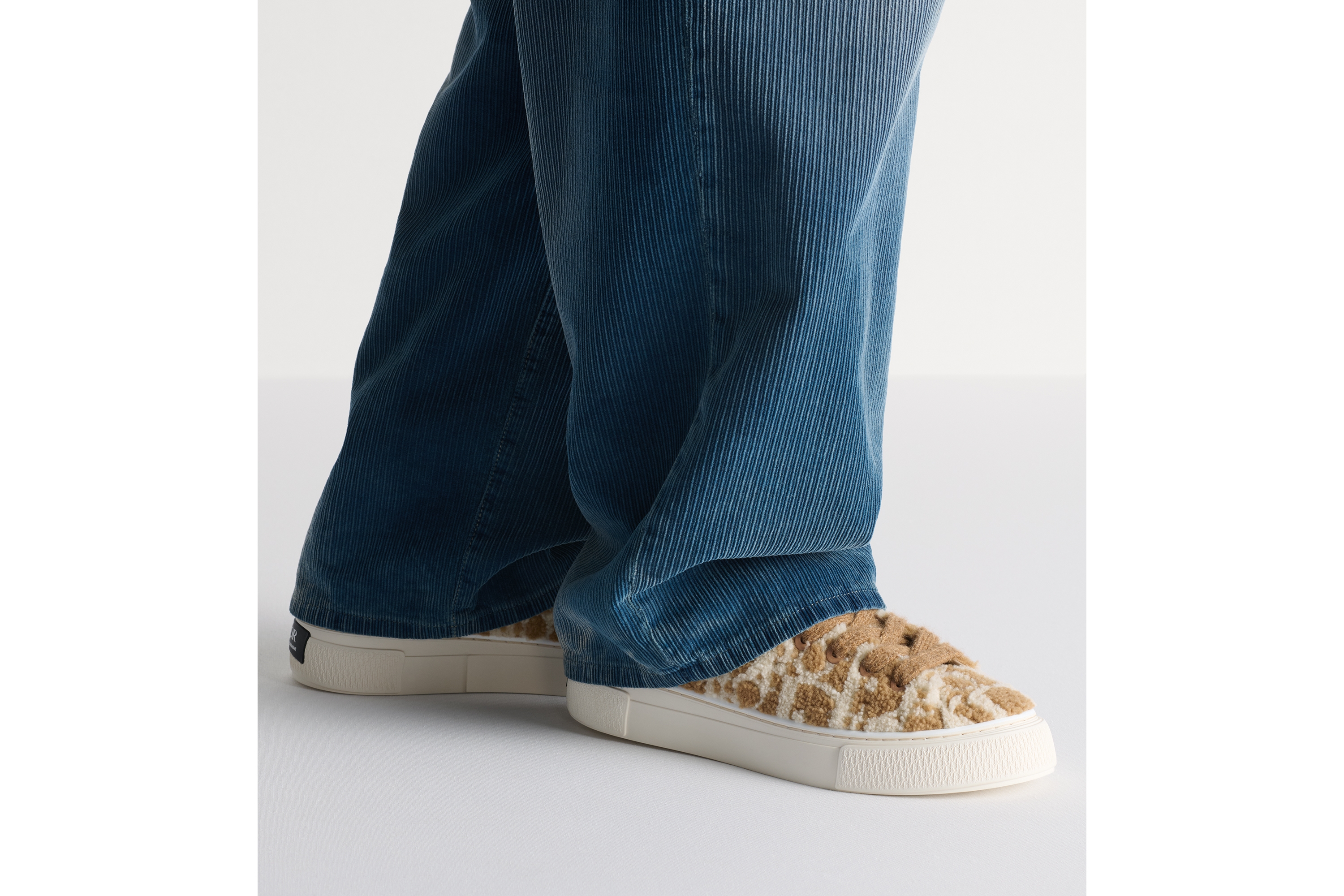 B33 Spin 运动鞋 – 限量编号版 驼色和奶油白色 Oblique 嵌花编织效果羊毛皮 E23