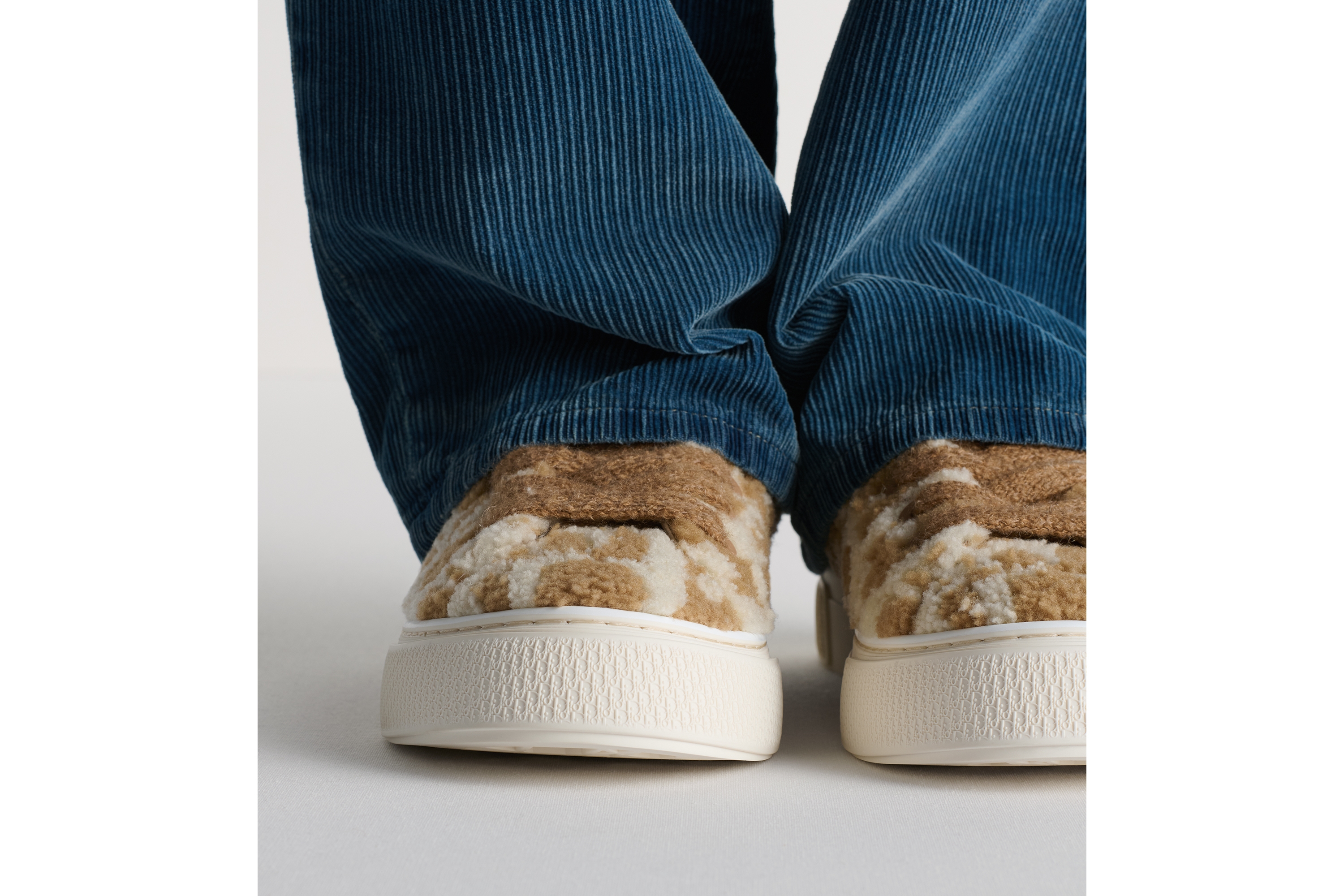 look_image_alt_prefix B33 Spin 运动鞋 – 限量编号版 驼色和奶油白色 Oblique 嵌花编织效果羊毛皮 E24