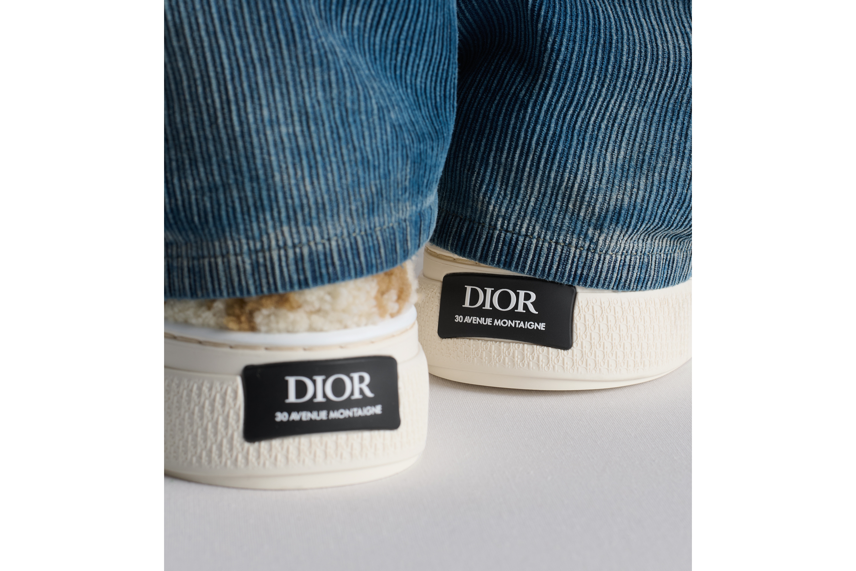 look_image_alt_prefix B33 Spin 运动鞋 – 限量编号版 驼色和奶油白色 Oblique 嵌花编织效果羊毛皮 E25