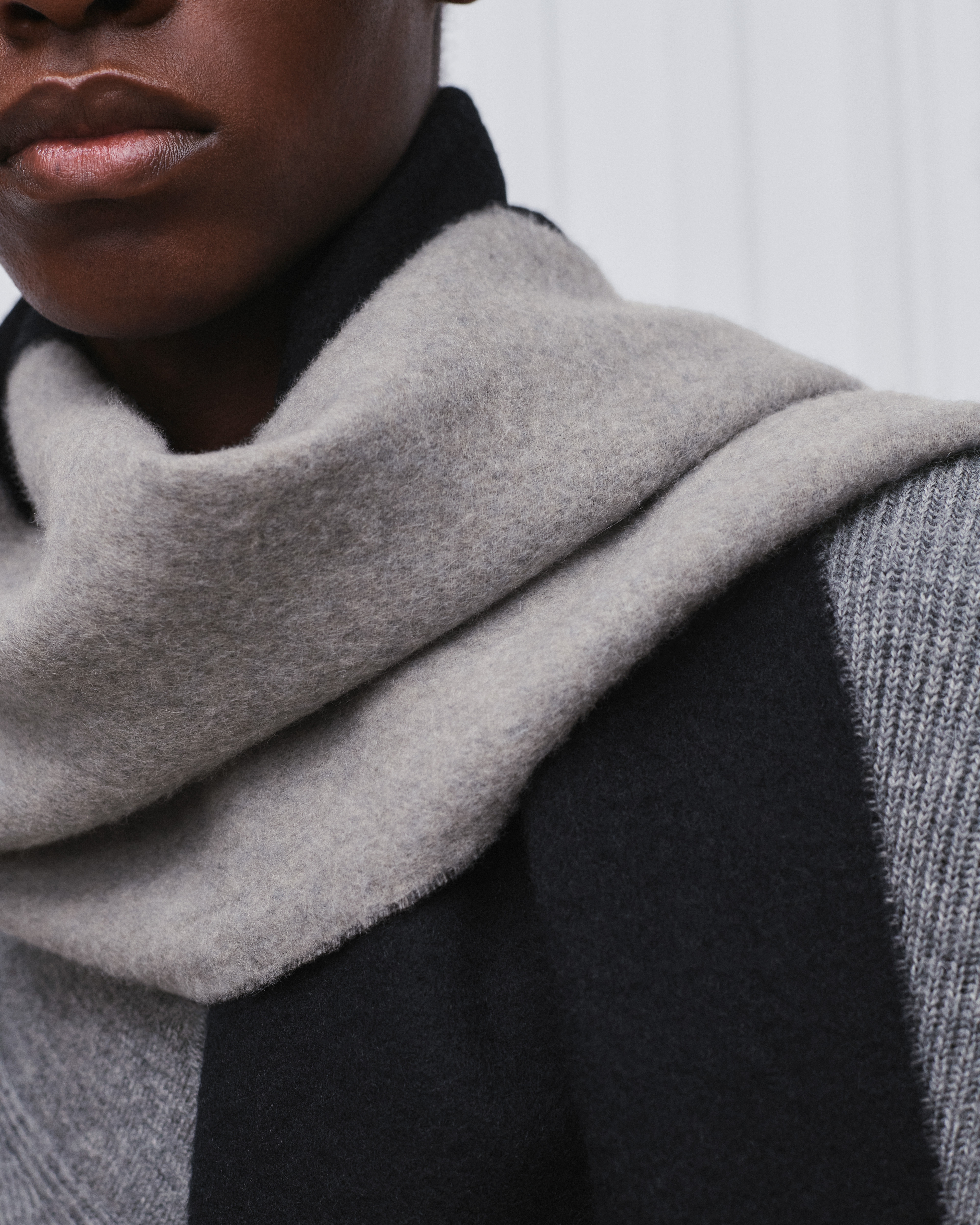 look_image_alt_prefix 双面围巾 黑色和灰色绵羊毛和山羊绒混纺面料 Dior 刺绣 E33