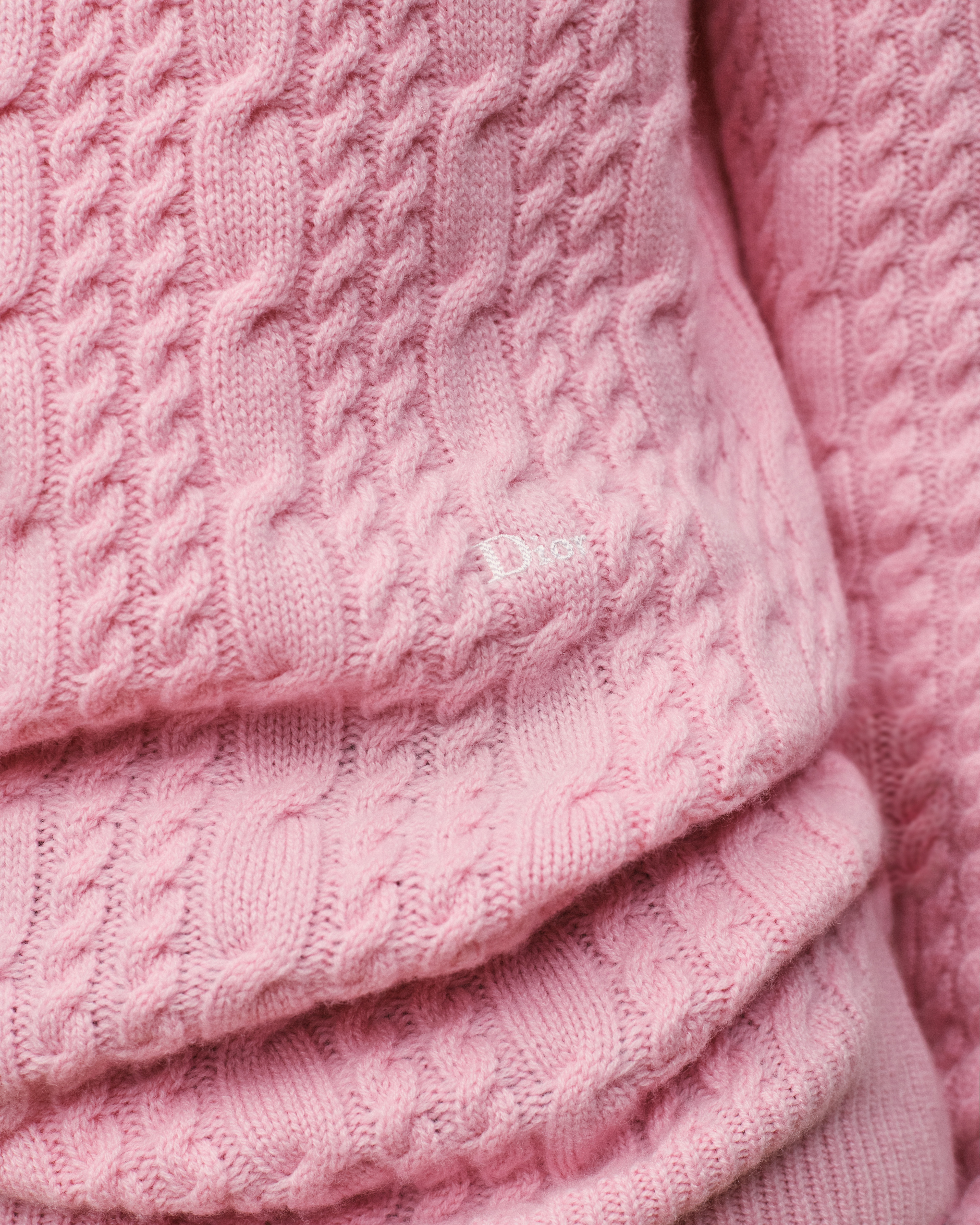 look_image_alt_prefix 绞花针织衫 粉色山羊绒织物 E10