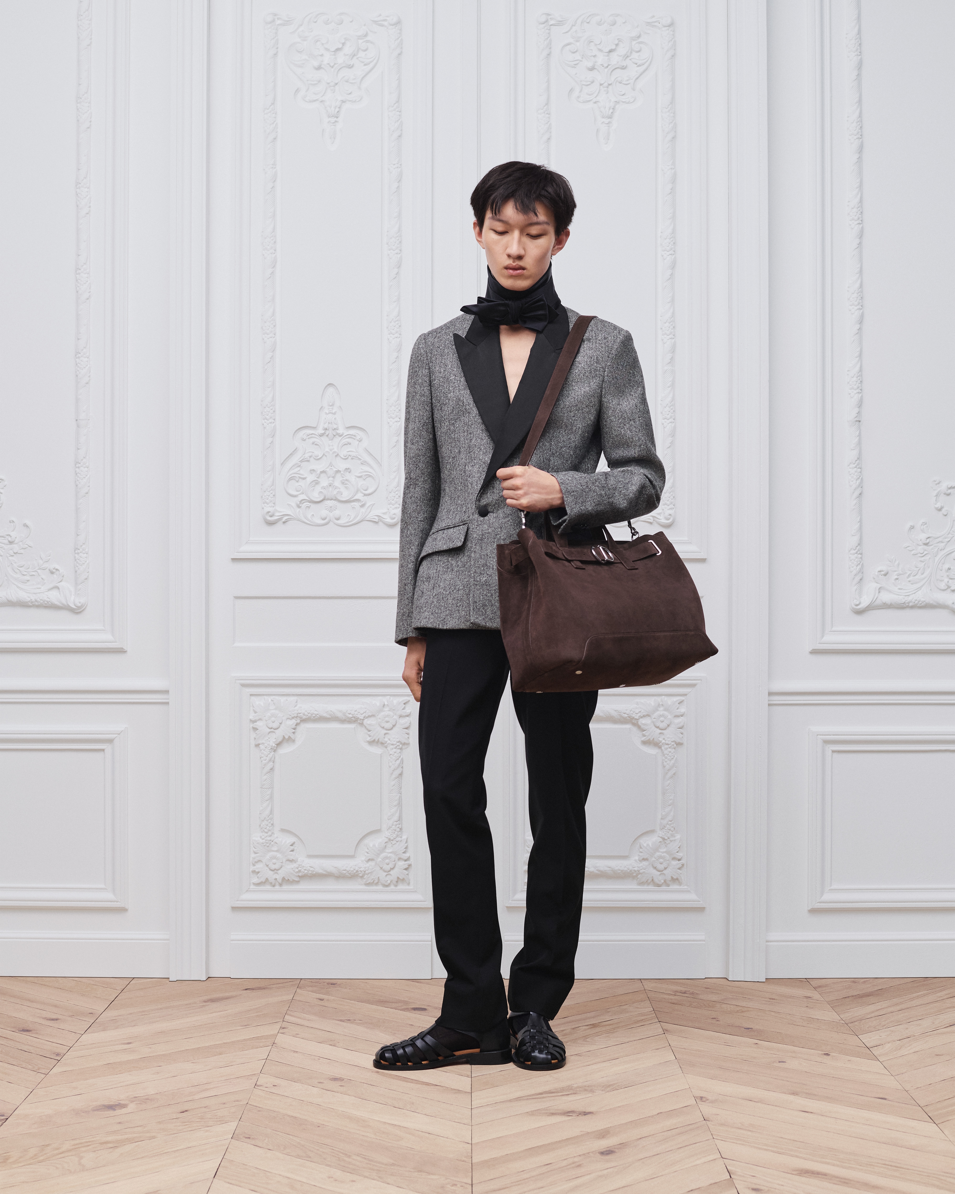 look_image_alt_prefix 中号 Dior Normandie 手袋 深棕色绒面革 E21