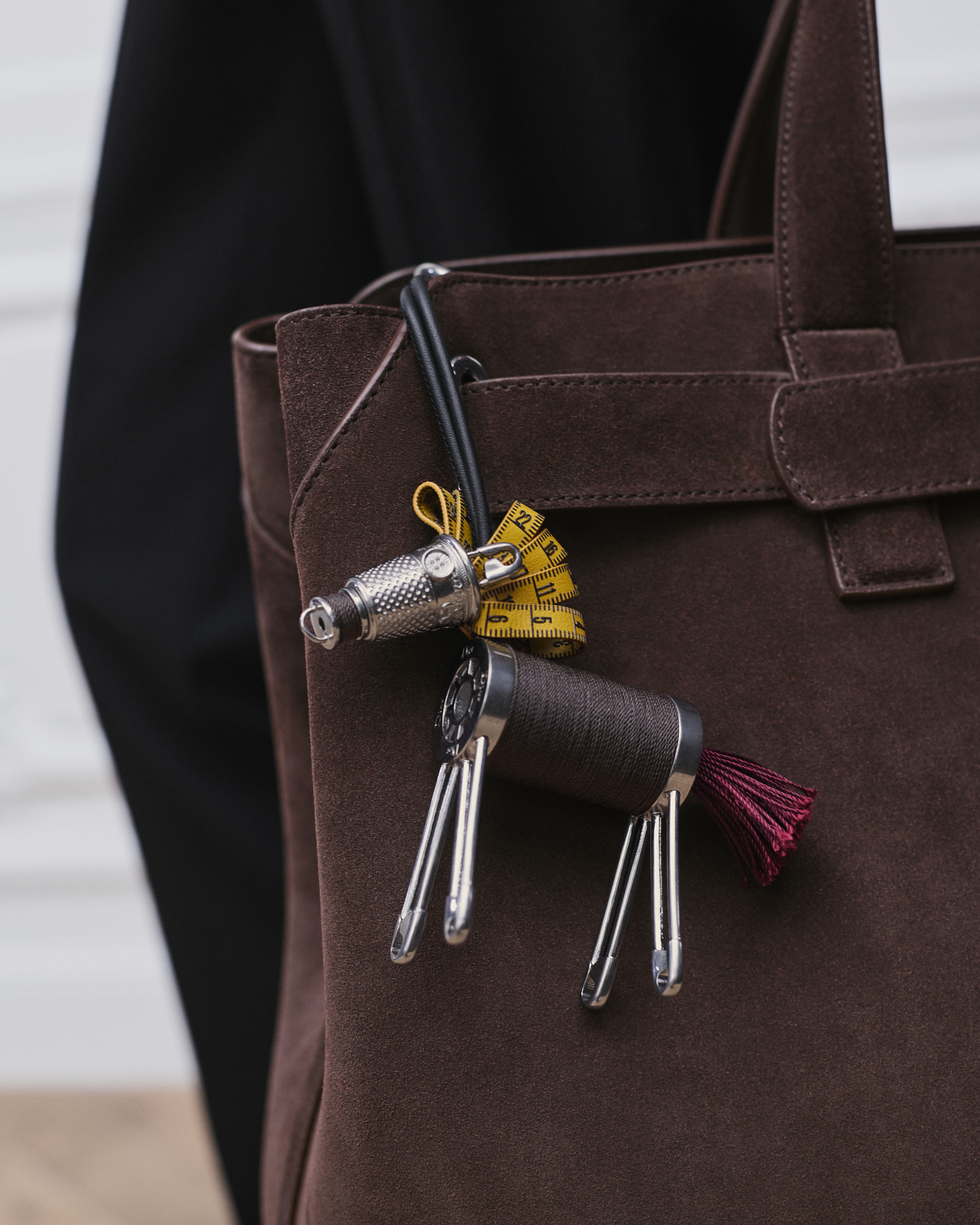 look_image_alt_prefix 小马手袋吊饰 黑色和黄色光滑牛皮革搭配复古银色饰面铜合金 E43