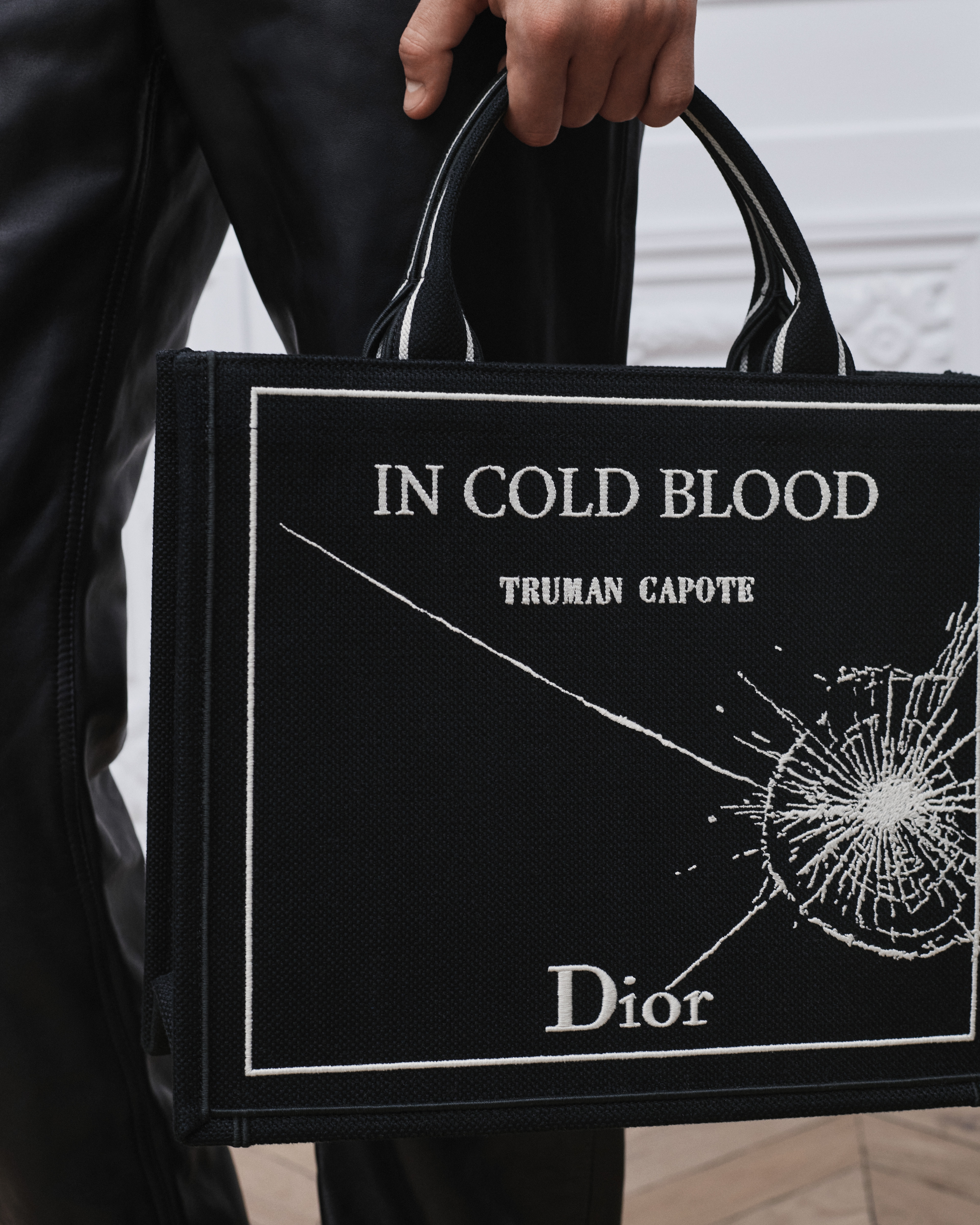 大号 Book Tote 手袋 黑色底色和白色 Book Cover 刺绣（42 x 35 x 18.5 厘米） E20