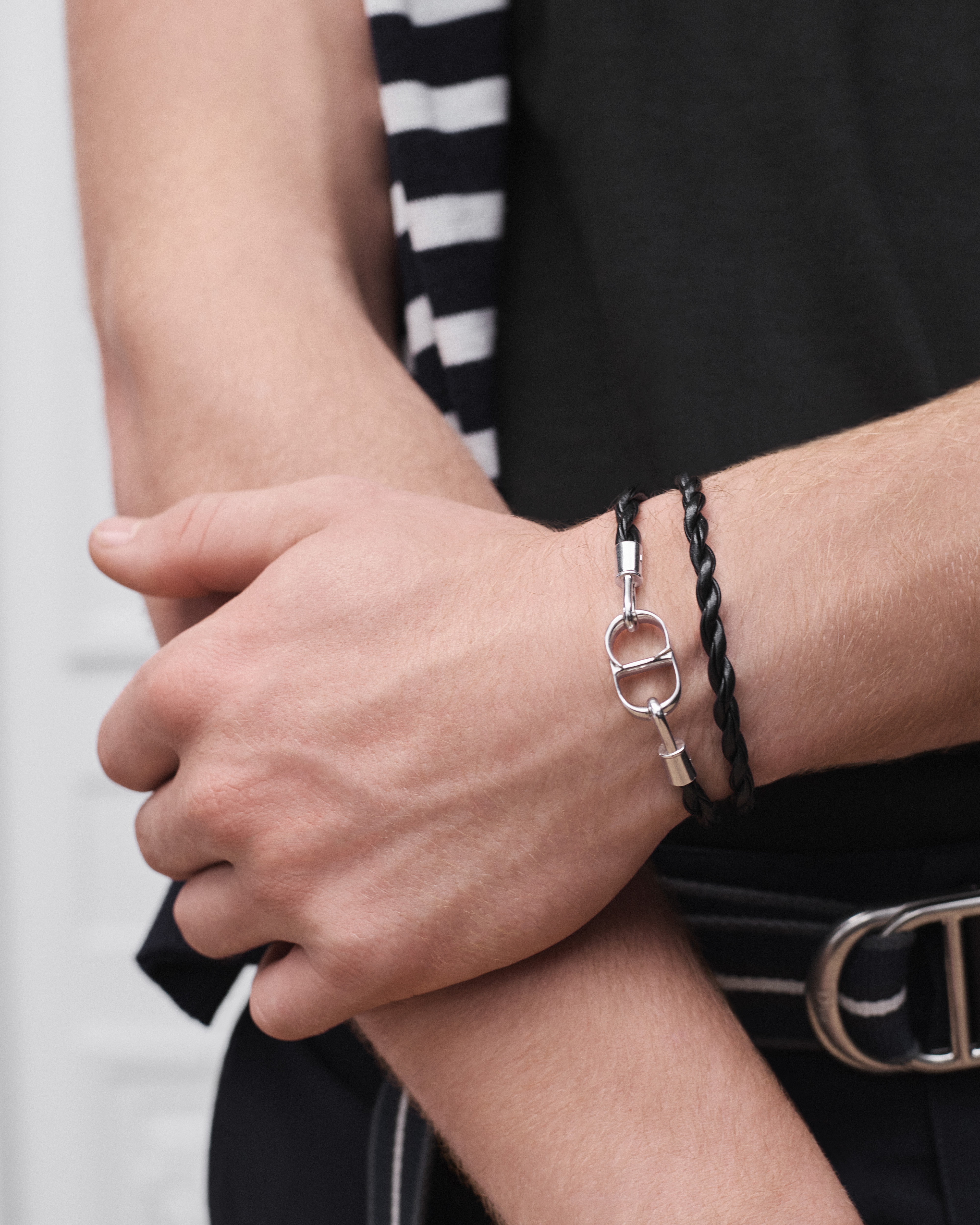 look_image_alt_prefix CD Icon 编织皮革双链条手链 黑色牛皮革和银色饰面铜合金 E39