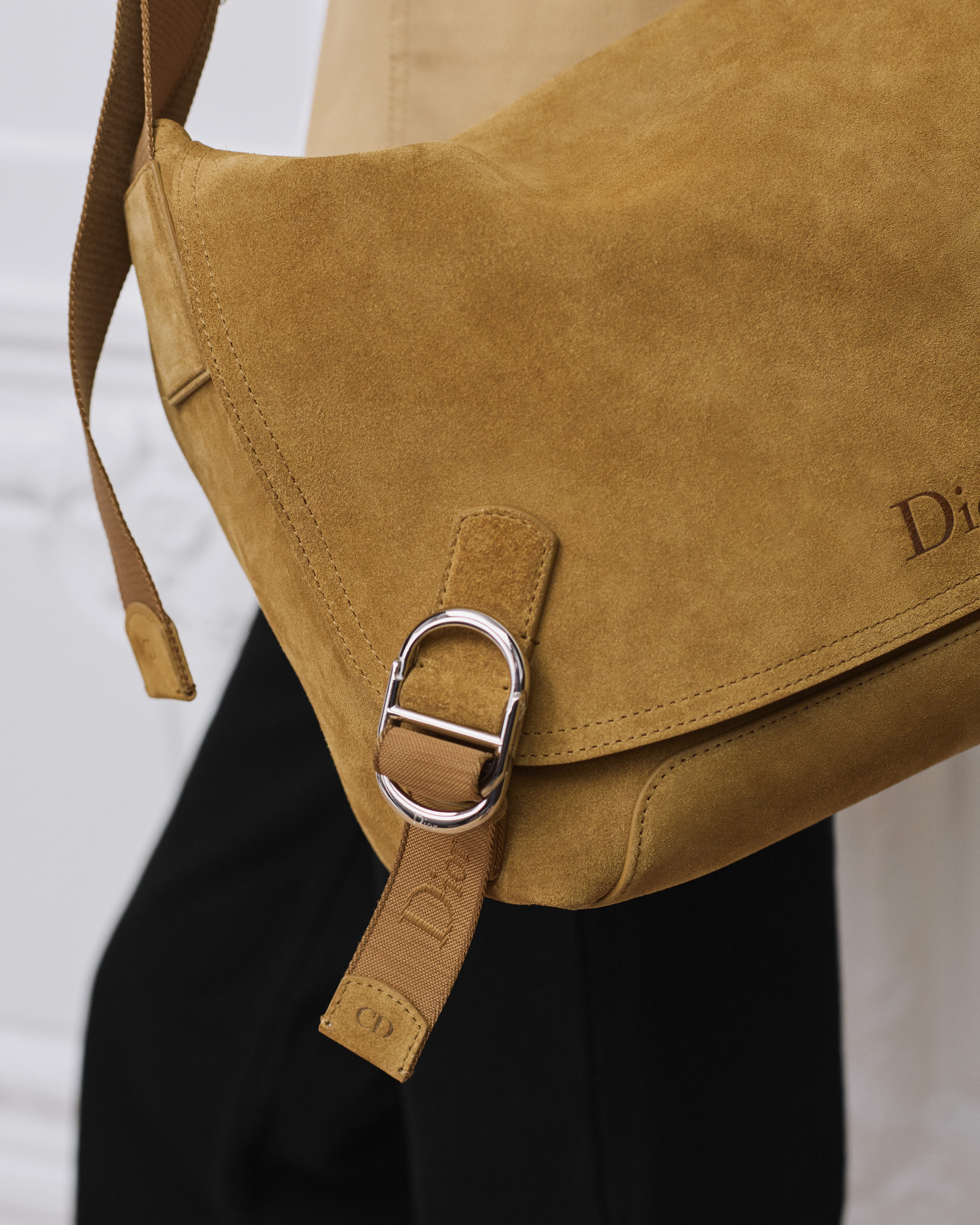 look_image_alt_prefix 大号 Dior Jett 翻盖信使包 棕色绒面革 E20