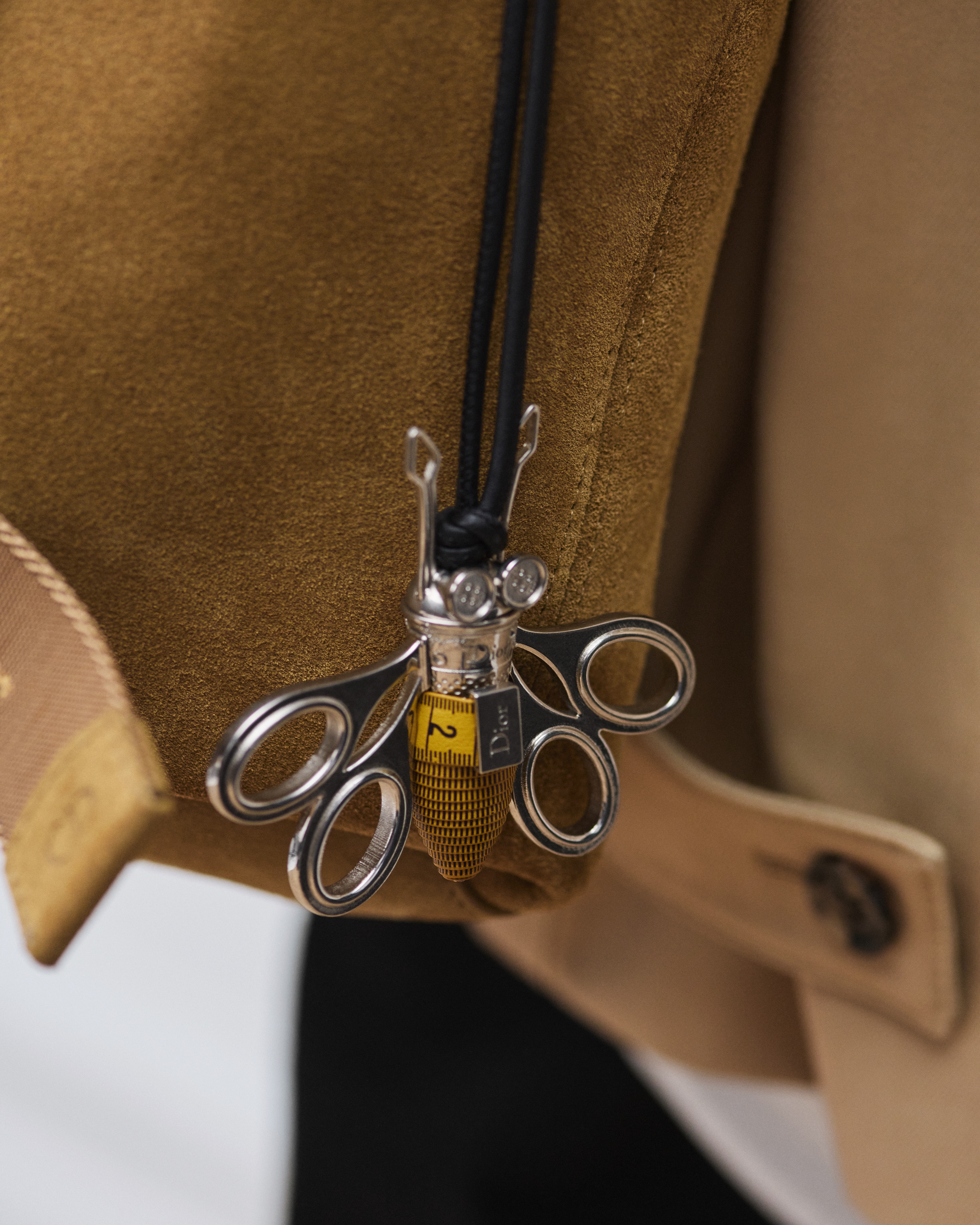 look_image_alt_prefix Dior Roadie 系带靴子 米色磨砂革搭配米色、绿色和紫色绒面革 E43