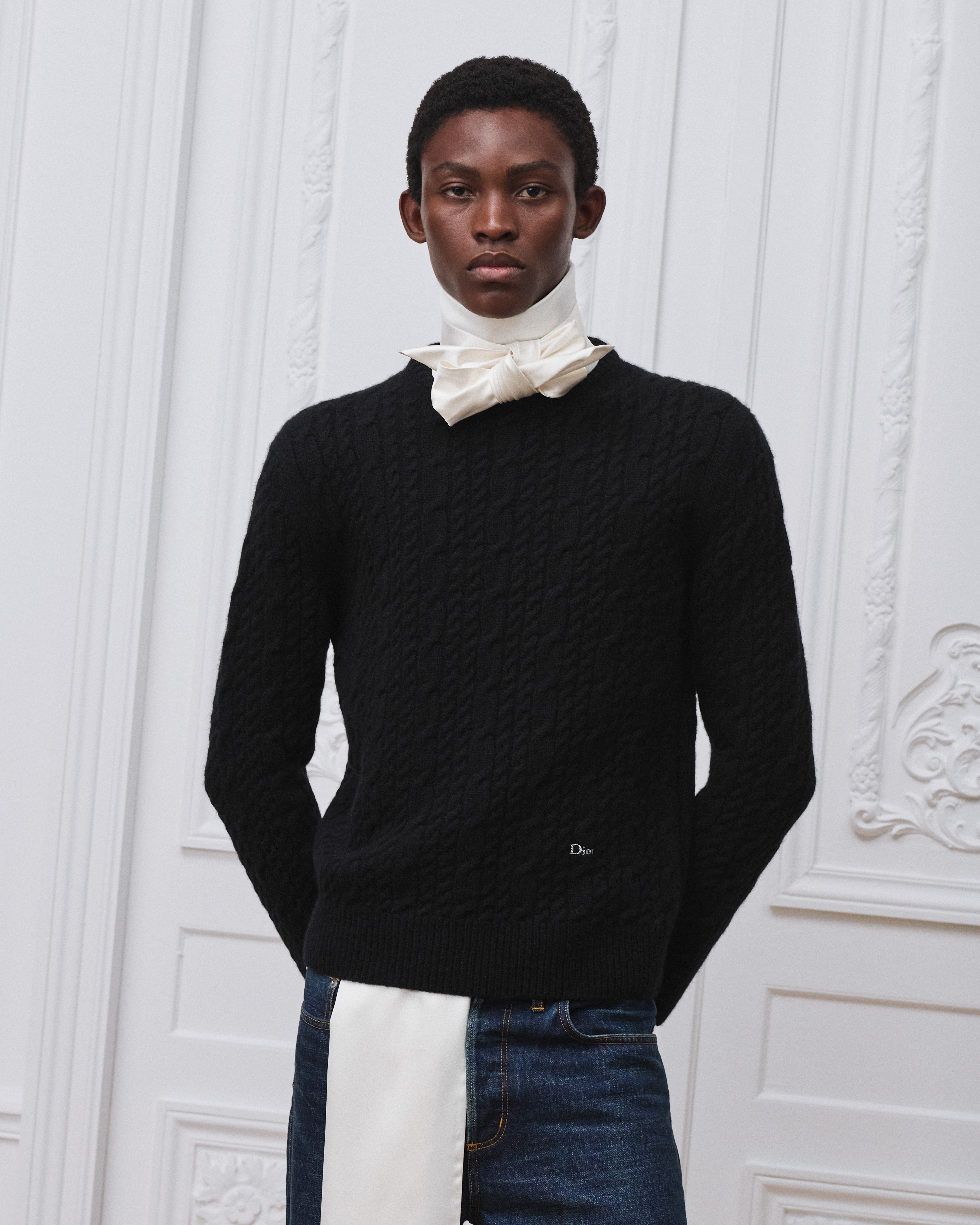 look_image_alt_prefix 绞花针织衫 黑色山羊绒织物 E07