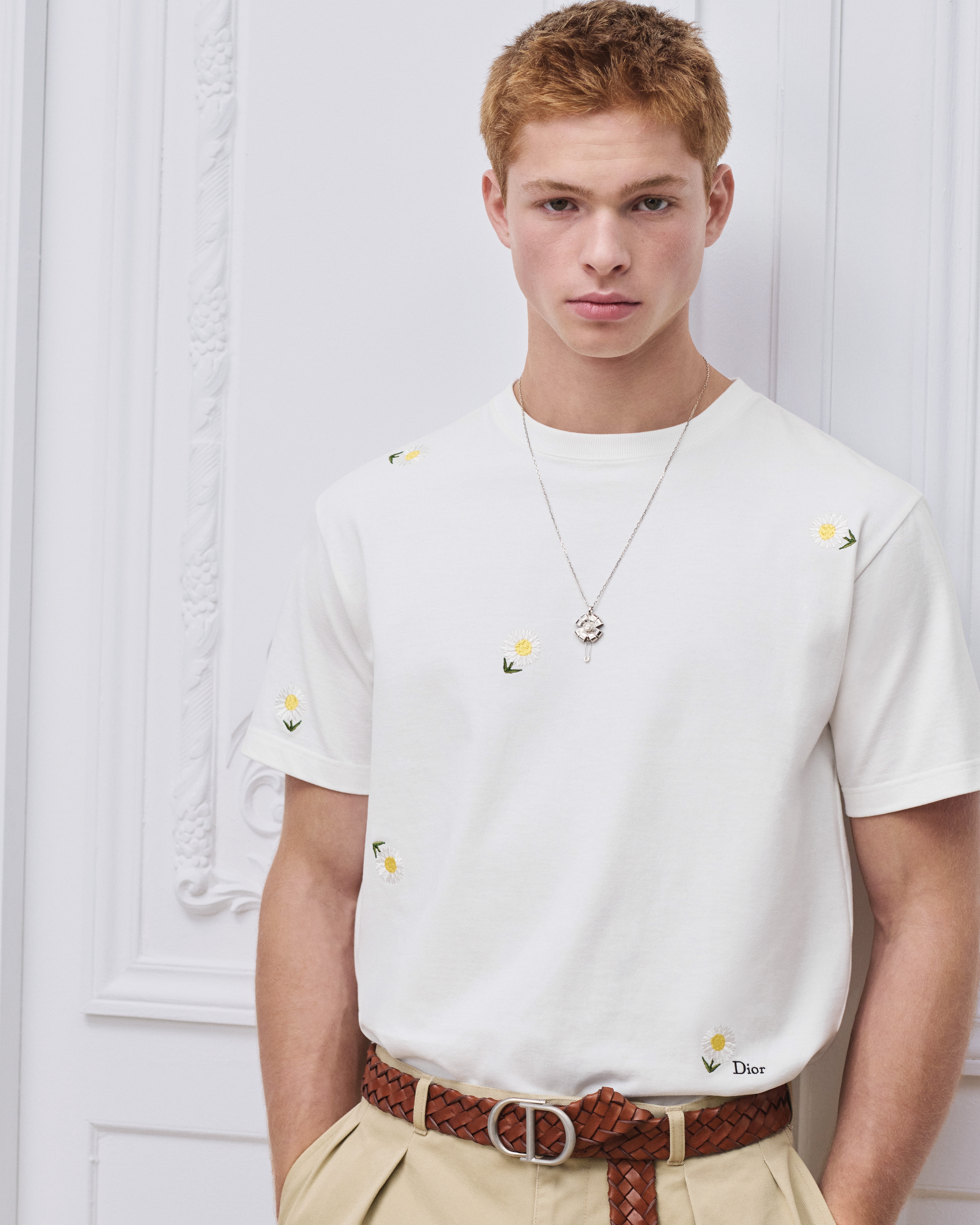 look_image_alt_prefix 宽松版型 T 恤 白色棉质平纹针织面料雏菊刺绣 E07