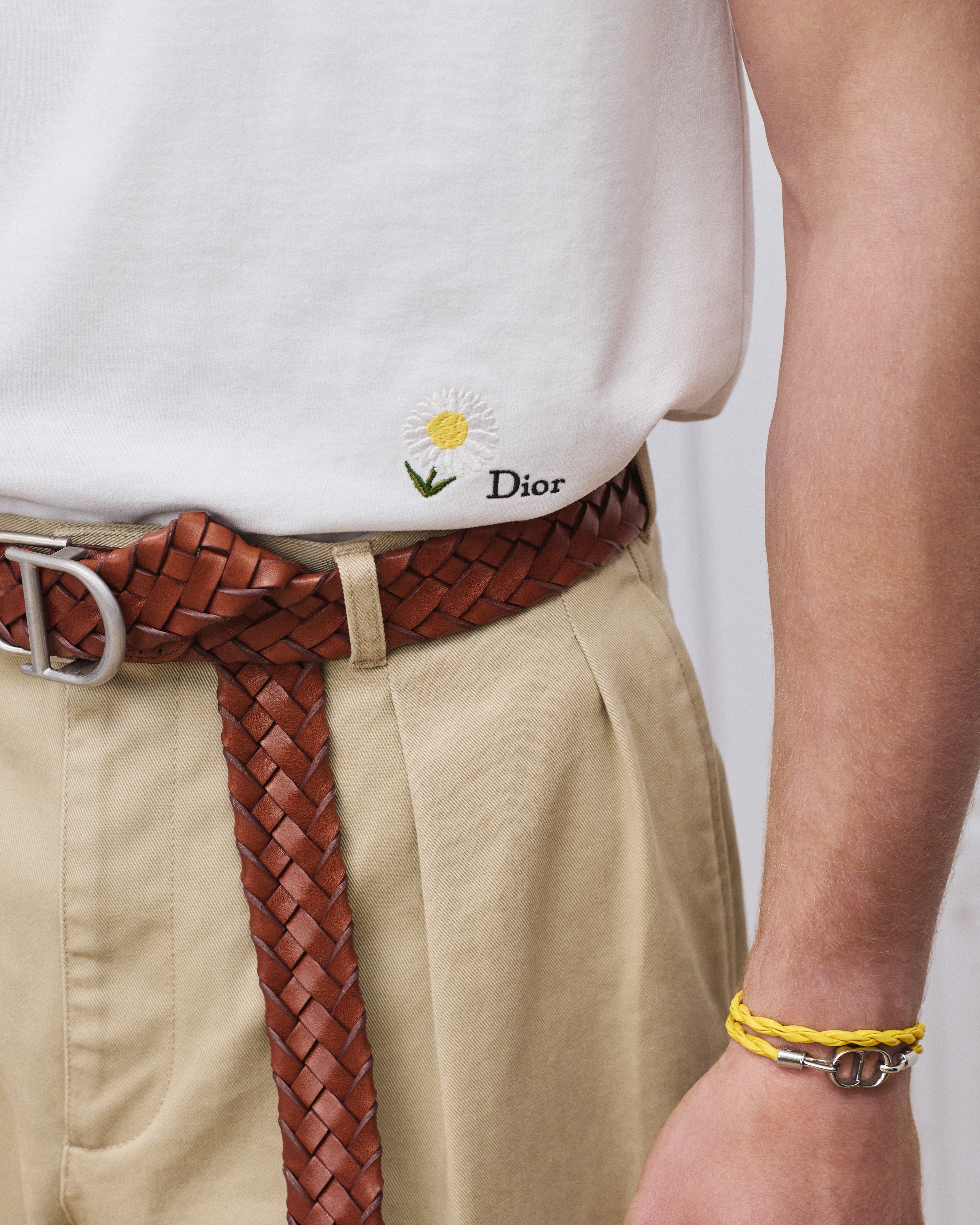 look_image_alt_prefix 宽松版型 T 恤 白色棉质平纹针织面料雏菊刺绣 E10