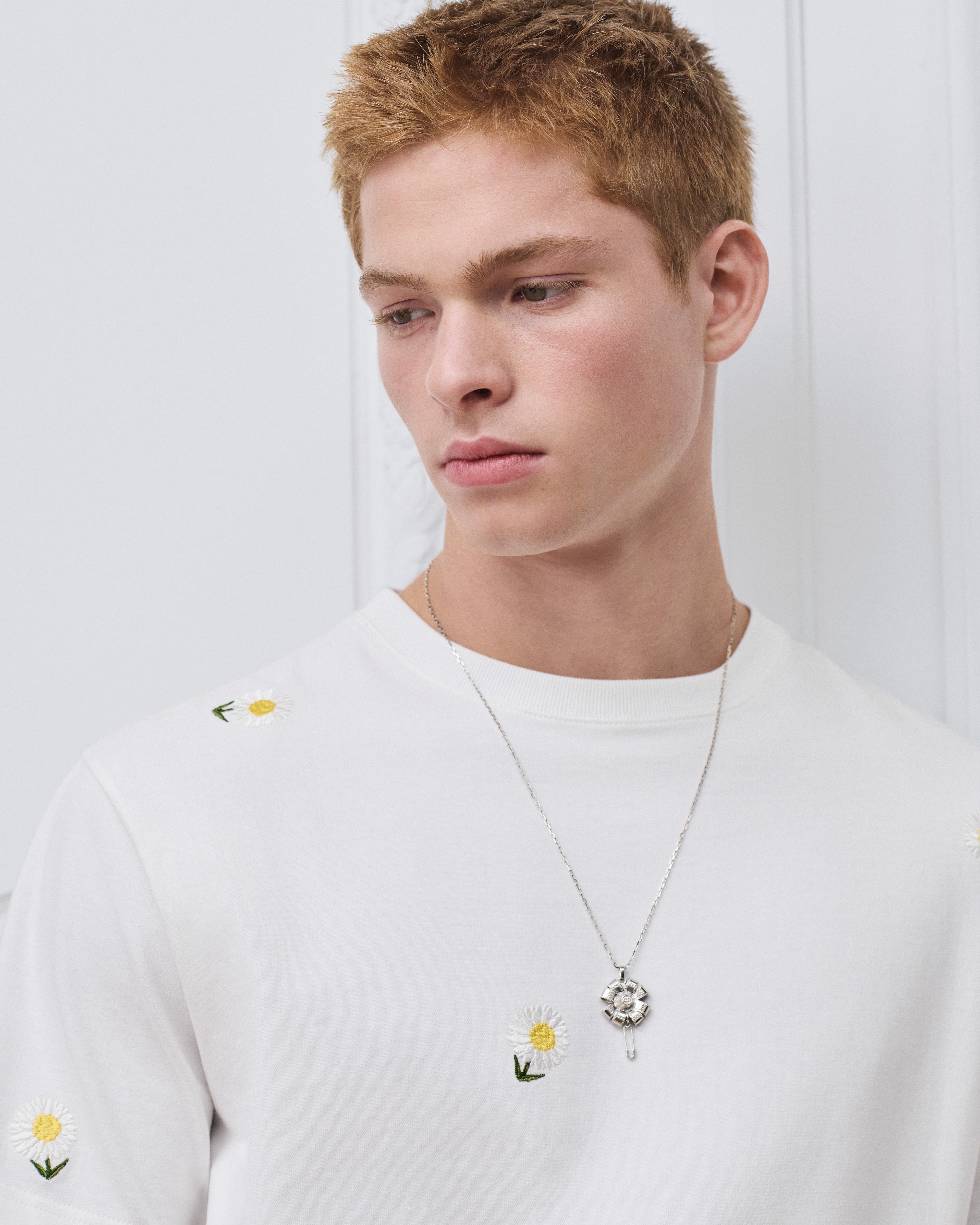 look_image_alt_prefix 宽松版型 T 恤 白色棉质平纹针织面料雏菊刺绣 E11