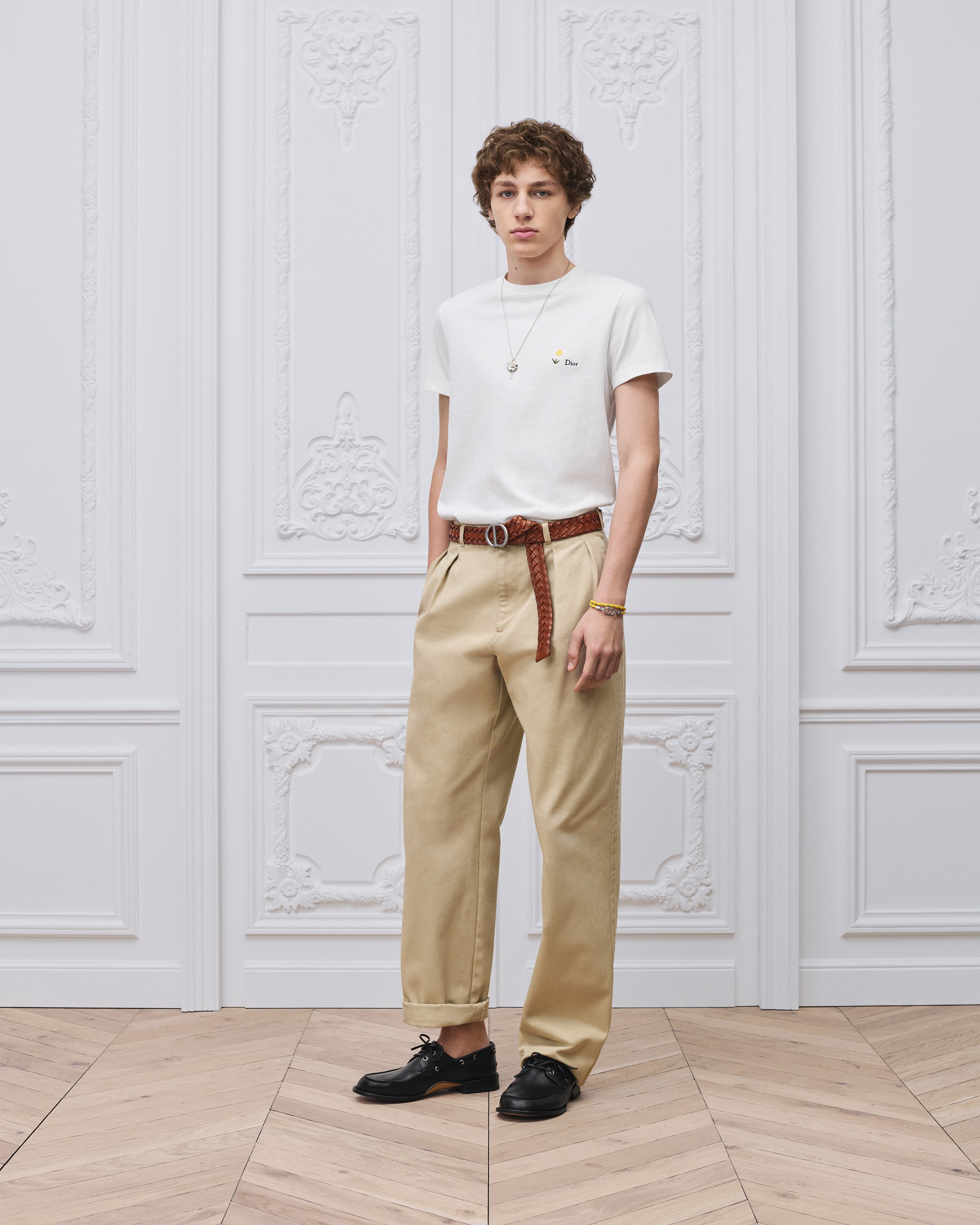 look_image_alt_prefix 常规版型 T 恤 白色棉质平纹针织面料雏菊刺绣 E08