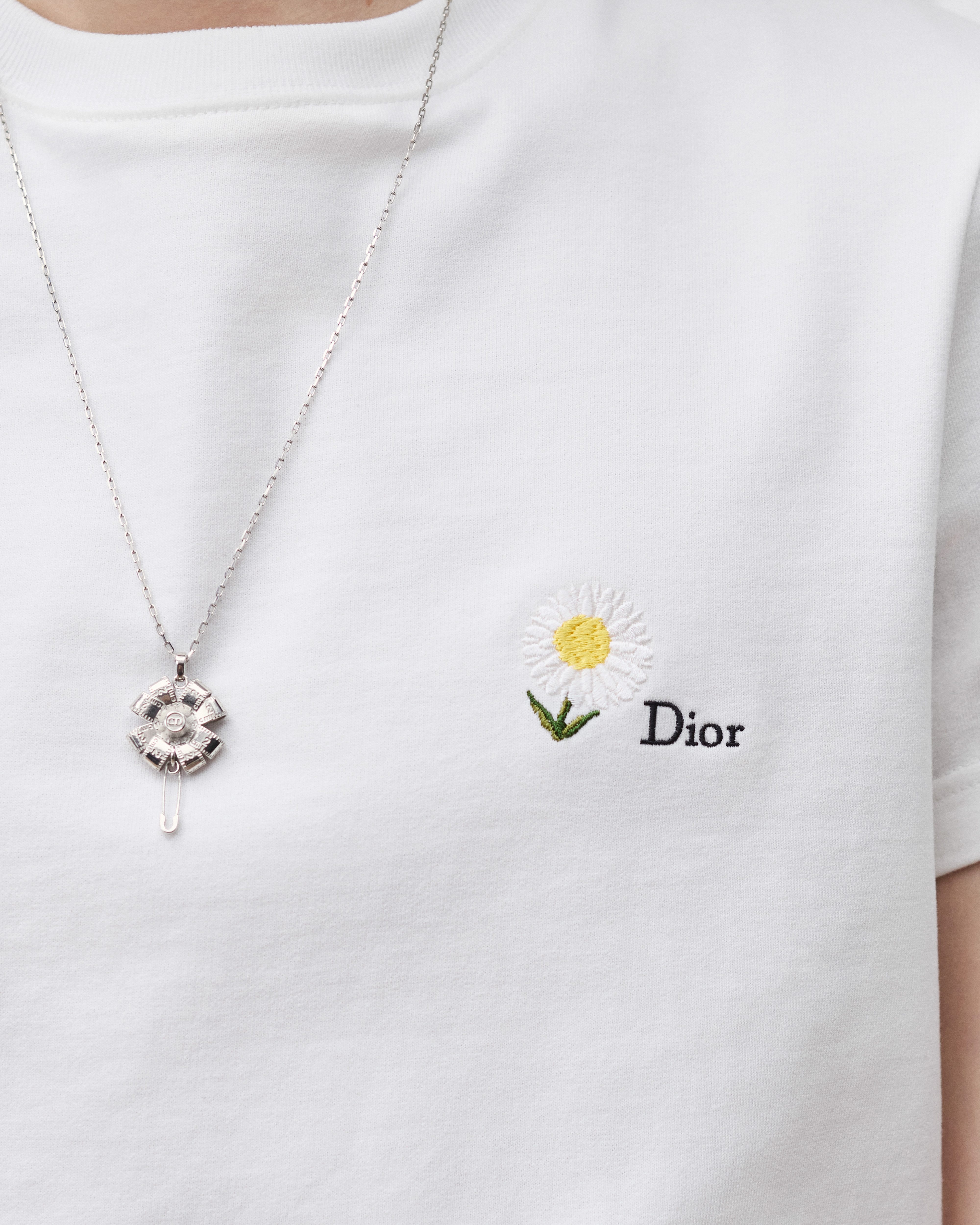 look_image_alt_prefix 常规版型 T 恤 白色棉质平纹针织面料雏菊刺绣 E10