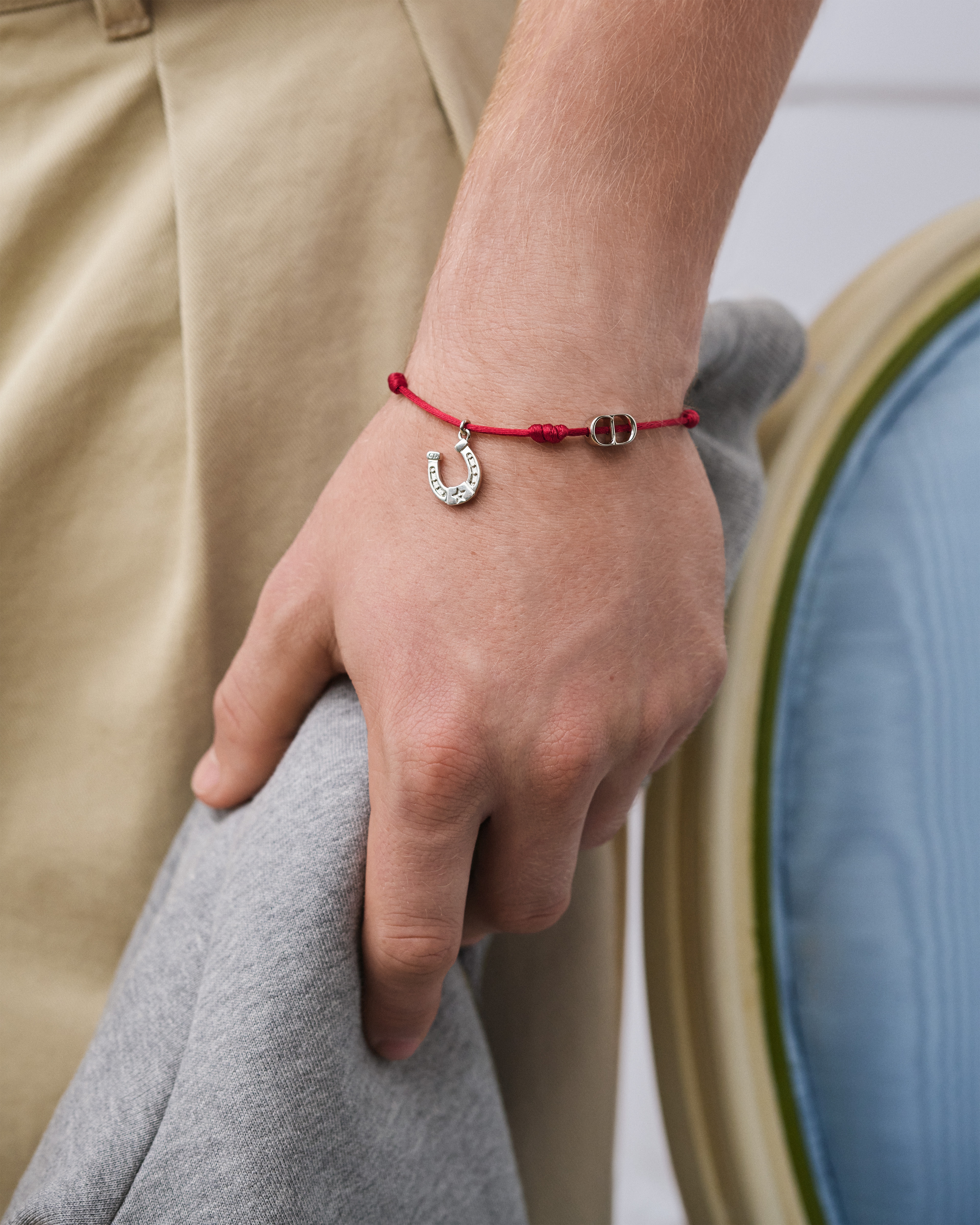 look_image_alt_prefix Dior Horseshoe 手链 红色绳索、银色饰面铜合金和白色人工树脂珠饰 E39