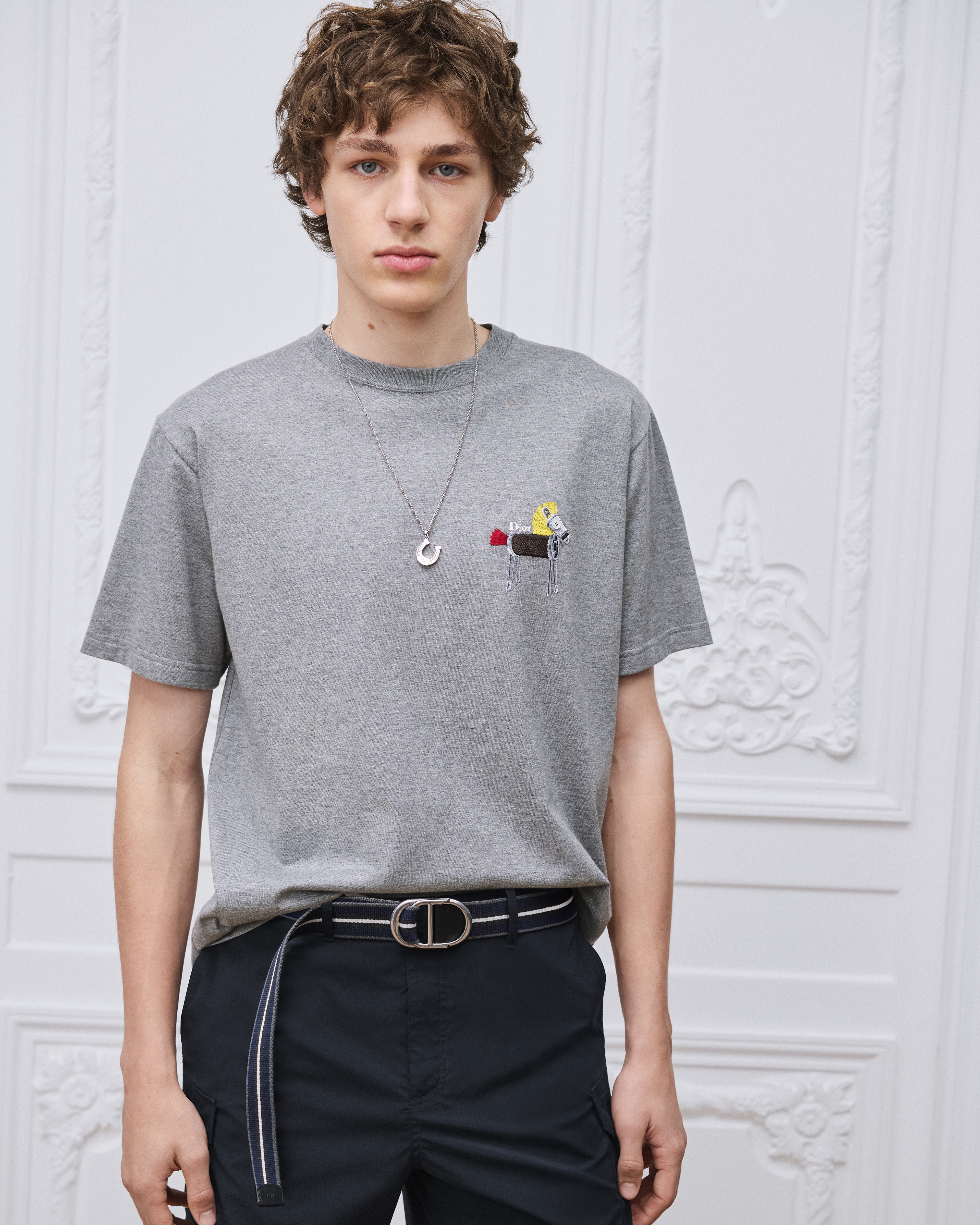 look_image_alt_prefix 宽松版型 T 恤 灰色棉质平纹针织面料小马刺绣 E07