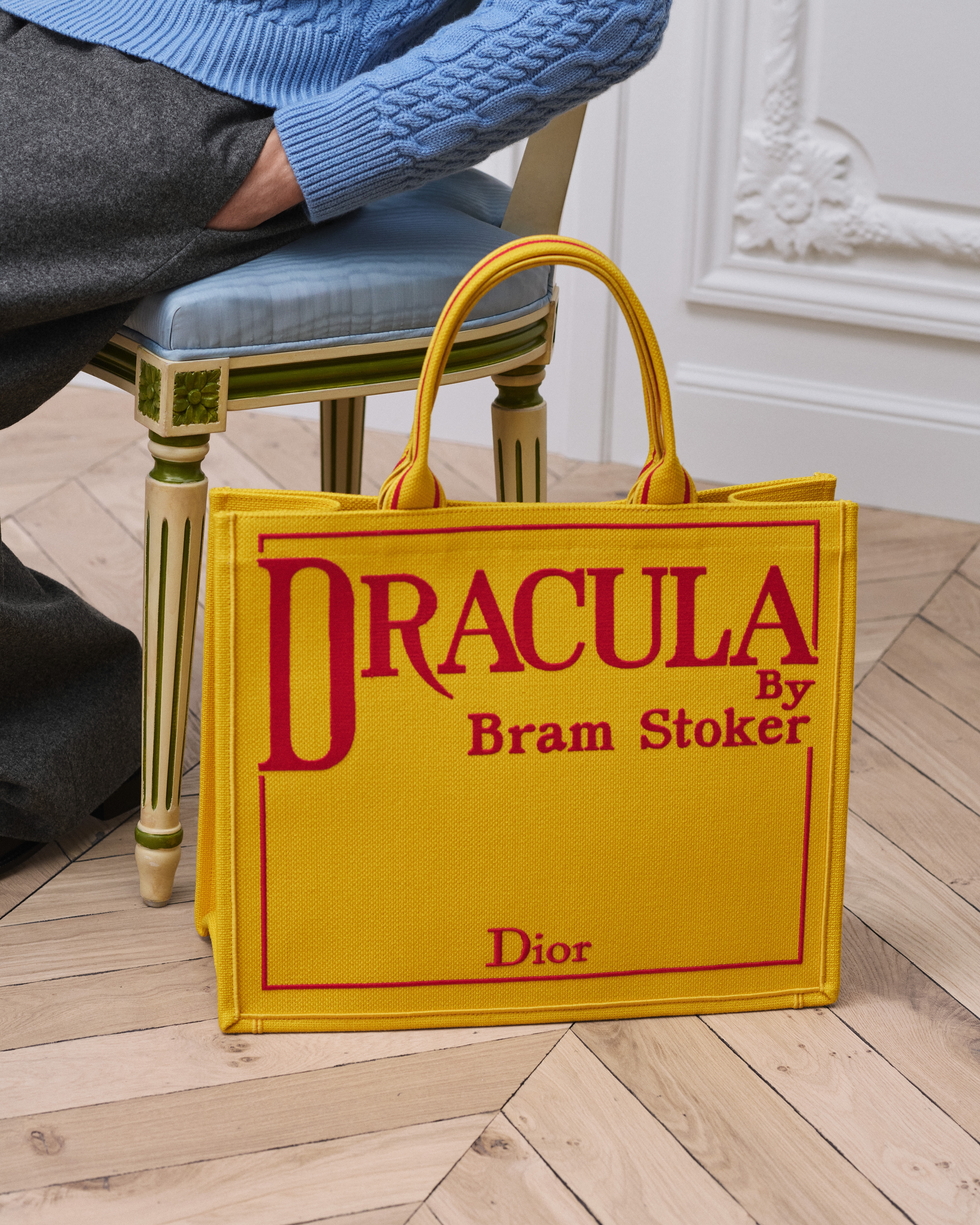 大号 Book Tote 手袋 黄色底色和红色 Book Cover 刺绣（42 x 35 x 18.5 厘米） E20