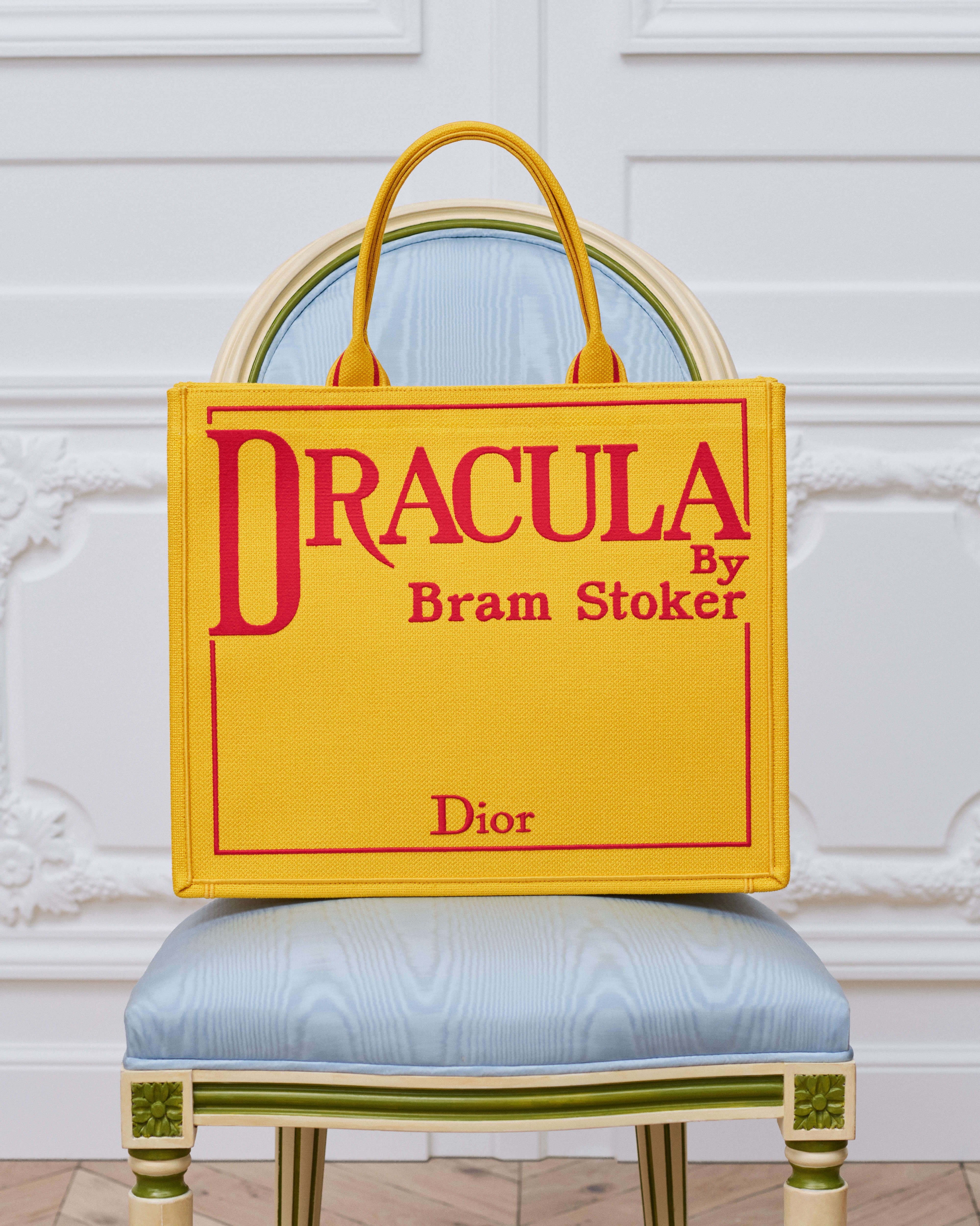 look_image_alt_prefix 大号 Book Tote 手袋 黄色底色和红色 Book Cover 刺绣（42 x 35 x 18.5 厘米） E22