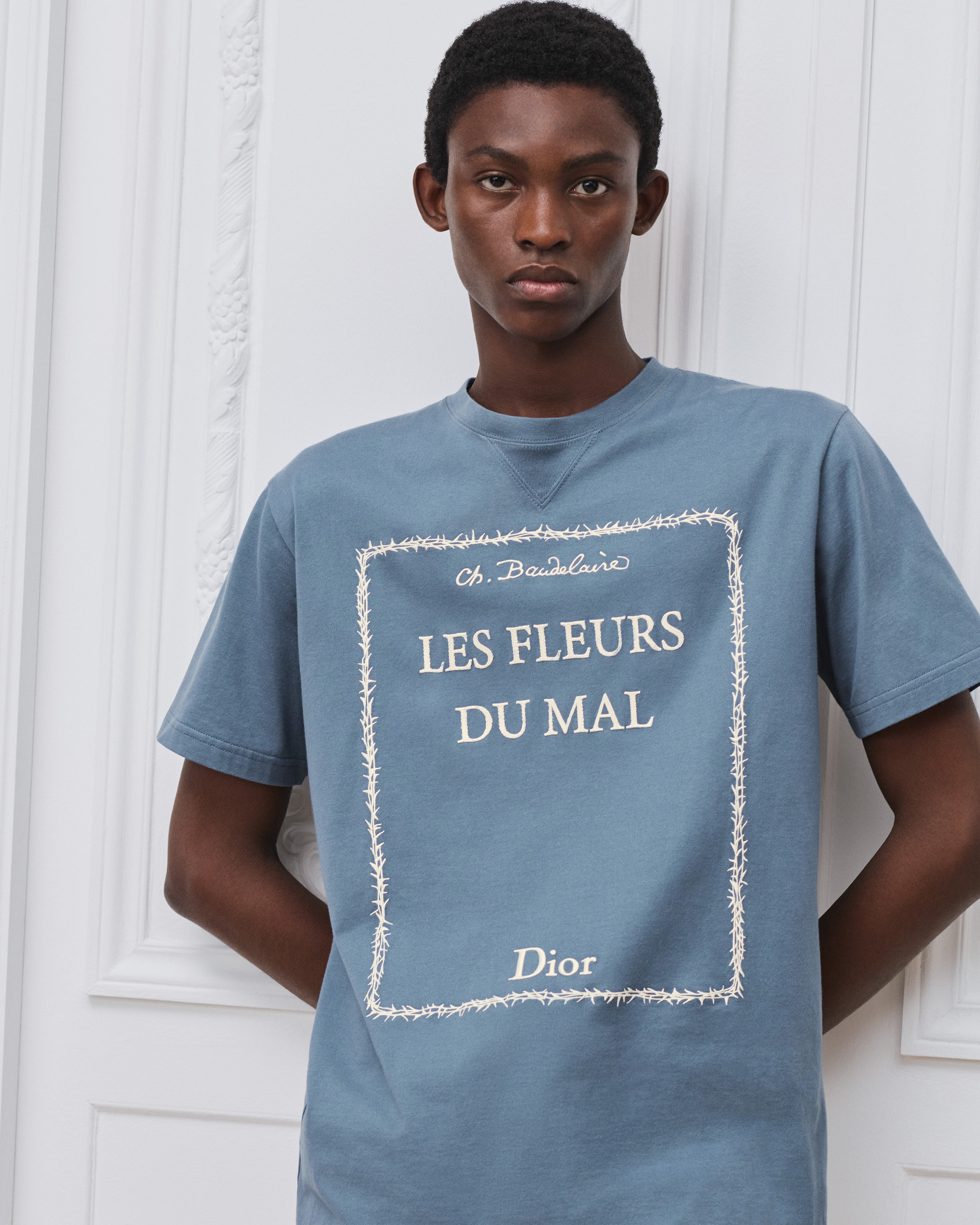 宽松版型 T 恤 蓝色和白色棉质平纹针织面料 Book Cover 图案刺绣 E07