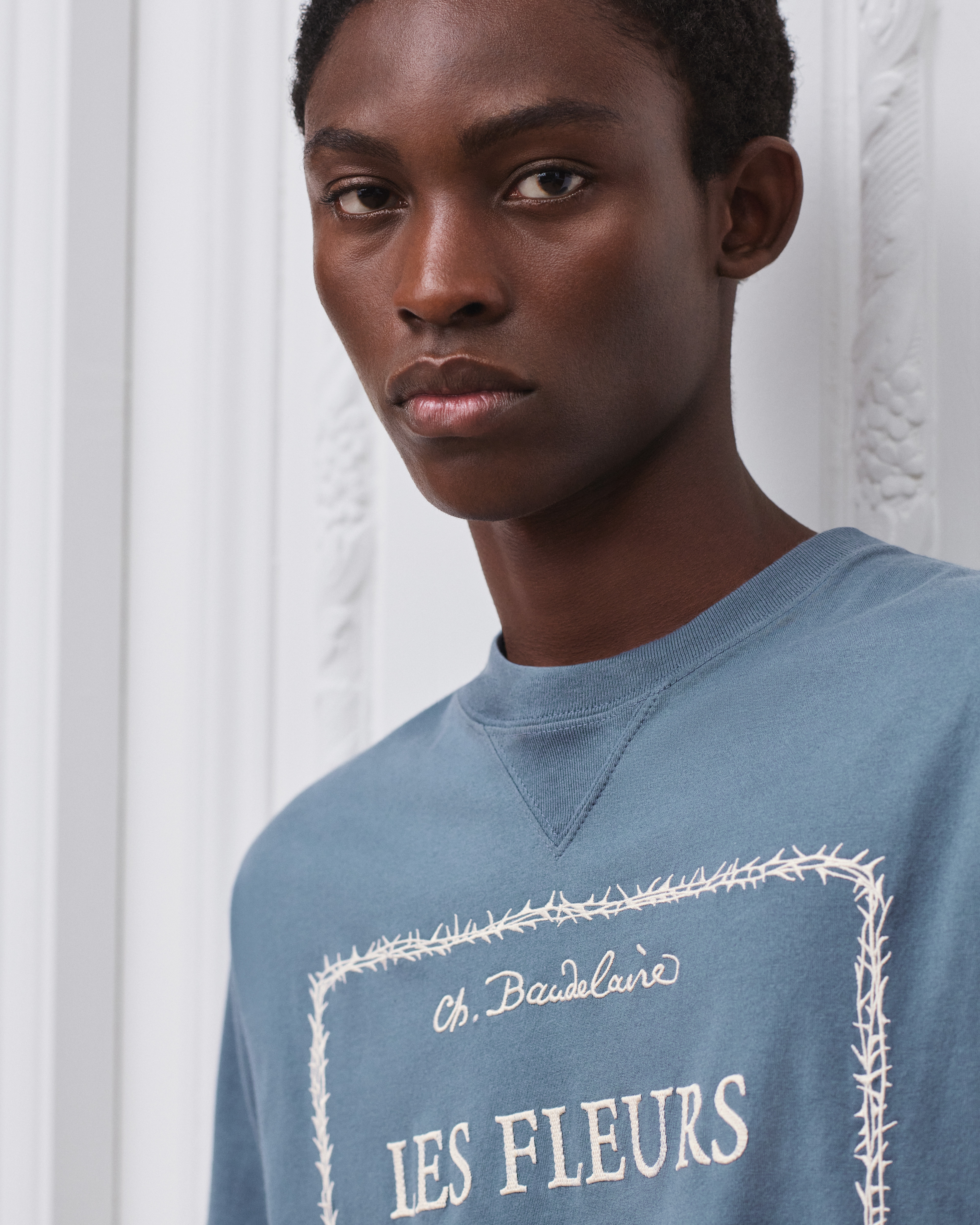 宽松版型 T 恤 蓝色和白色棉质平纹针织面料 Book Cover 图案刺绣 E10