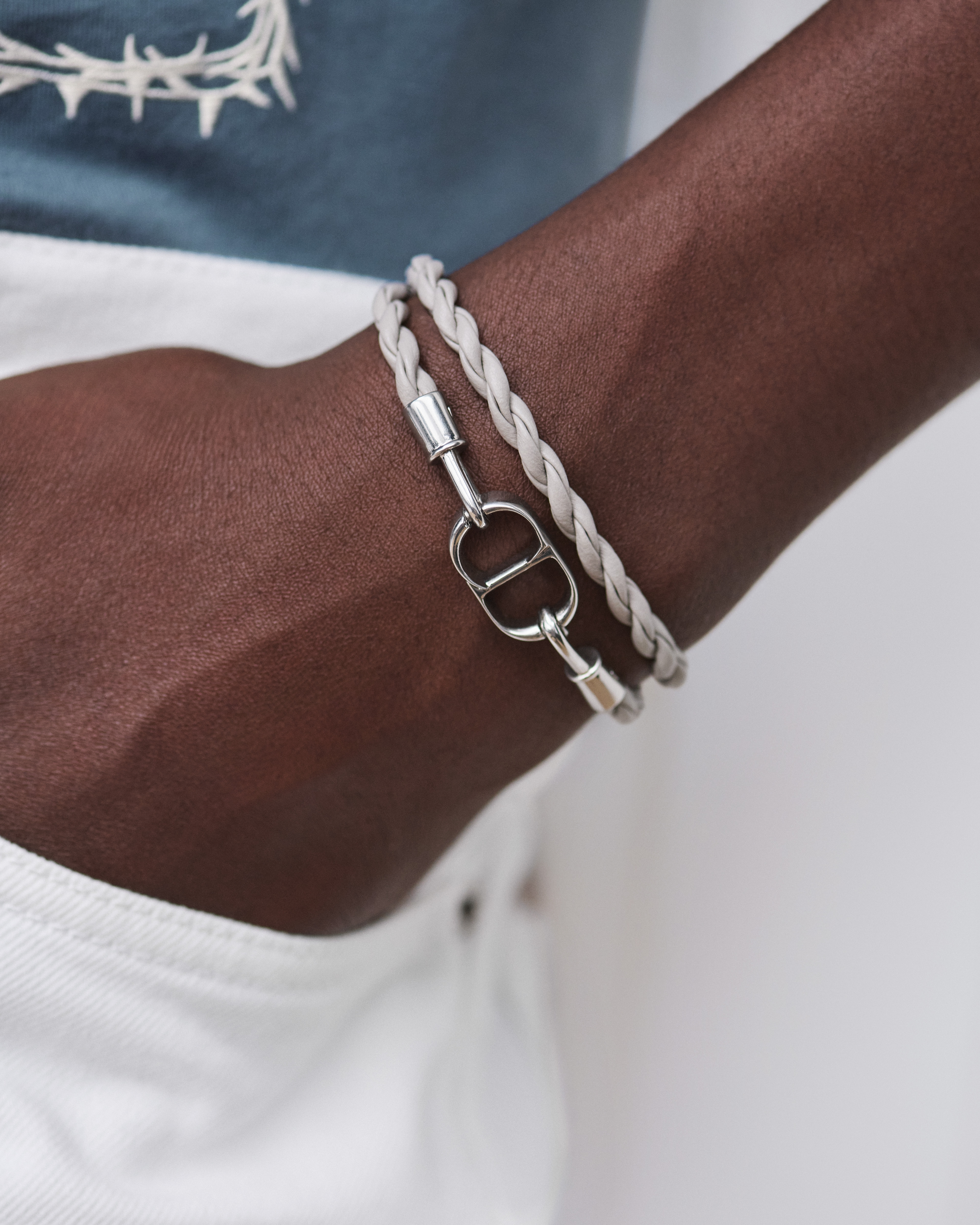 look_image_alt_prefix CD Icon 编织皮革双链条手链 特里亚农灰色牛皮革和银色饰面铜合金 E39