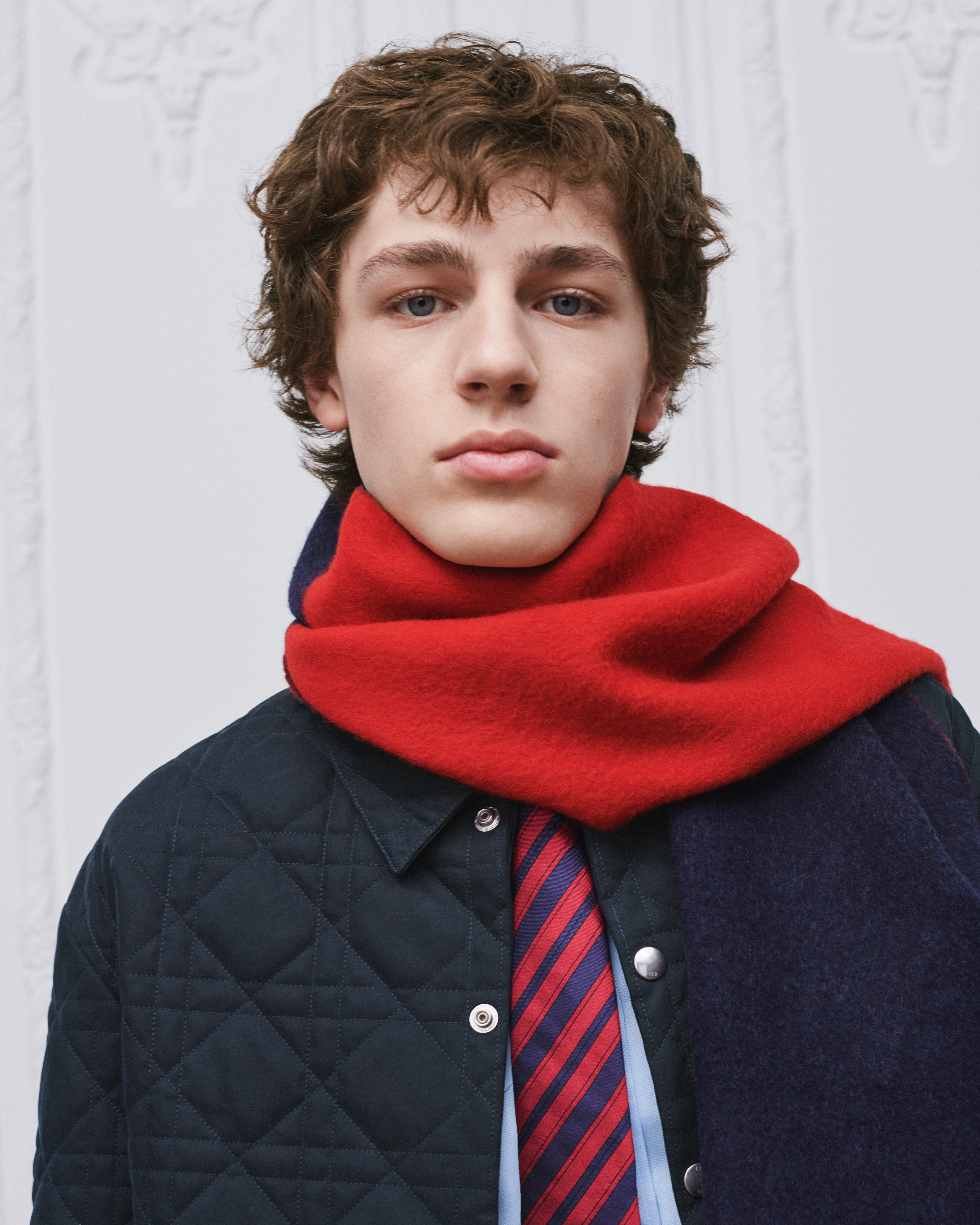 look_image_alt_prefix 双面围巾 海军蓝色和红色绵羊毛和山羊绒混纺面料 Dior 刺绣 E33