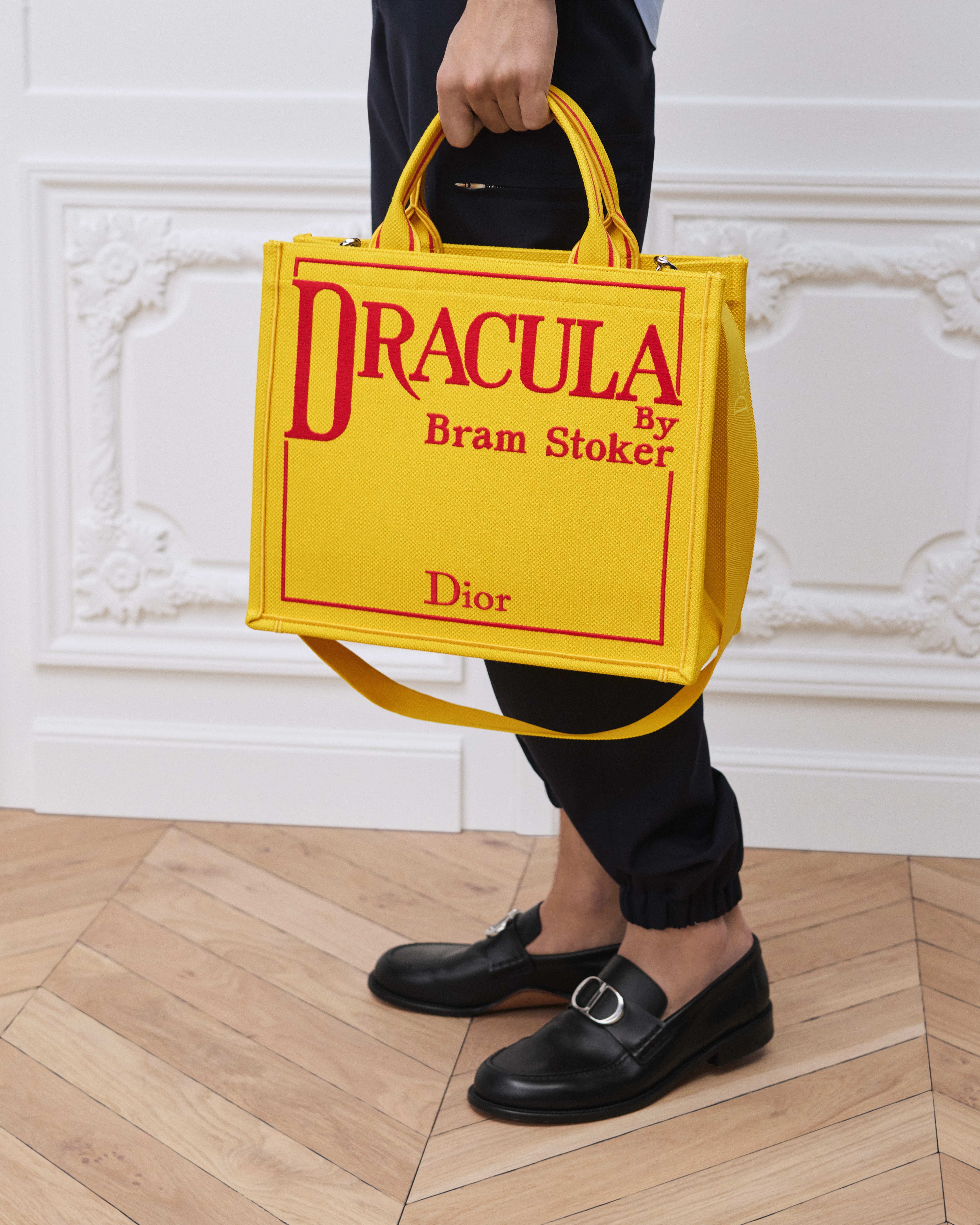 中号 Book Tote 手袋（附肩带） 黄色底色和红色 Book Cover 刺绣（36 x 31.5 x 14 厘米） E19