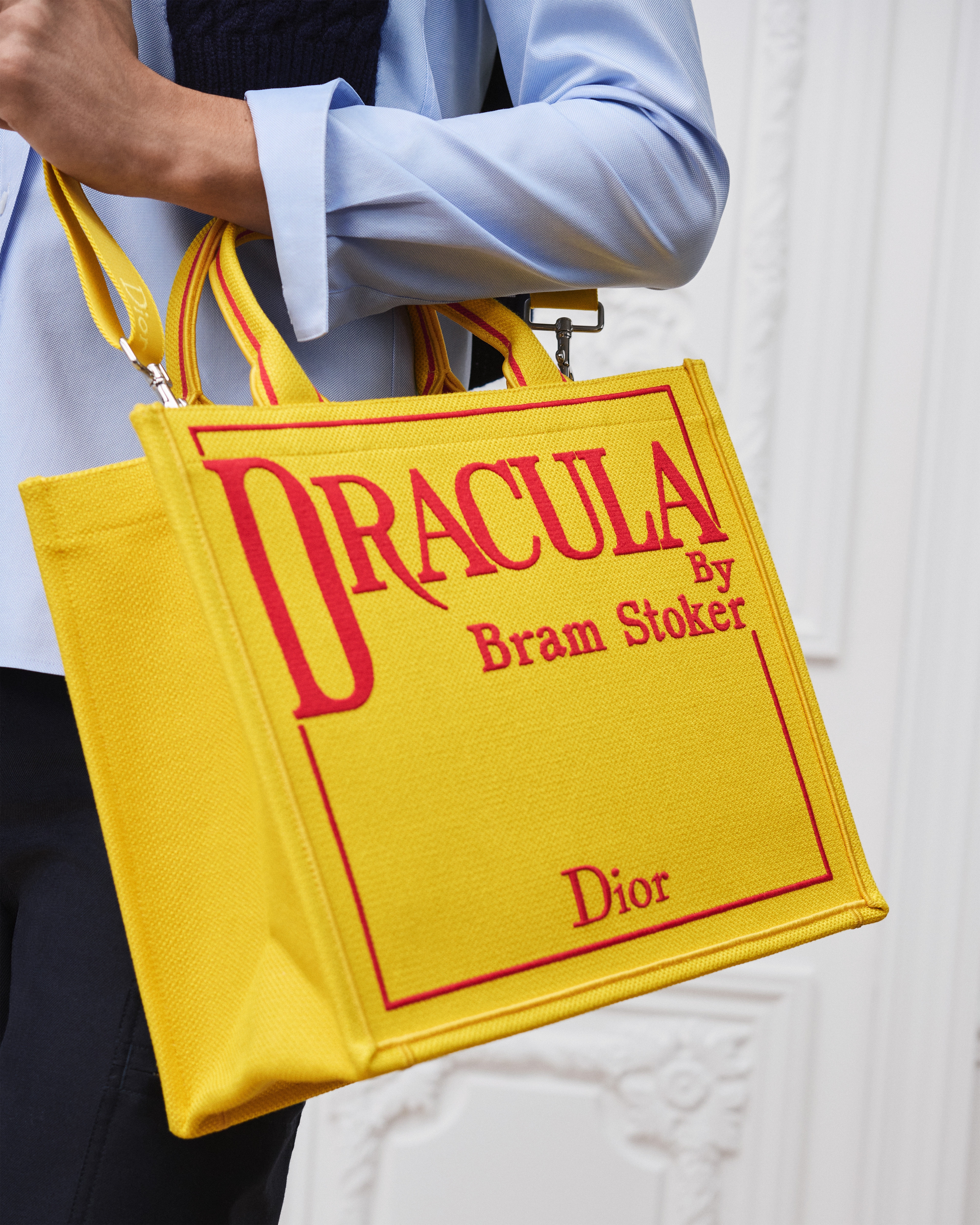 look_image_alt_prefix 中号 Book Tote 手袋（附肩带） 黄色底色和红色 Book Cover 刺绣（36 x 31.5 x 14 厘米） E20