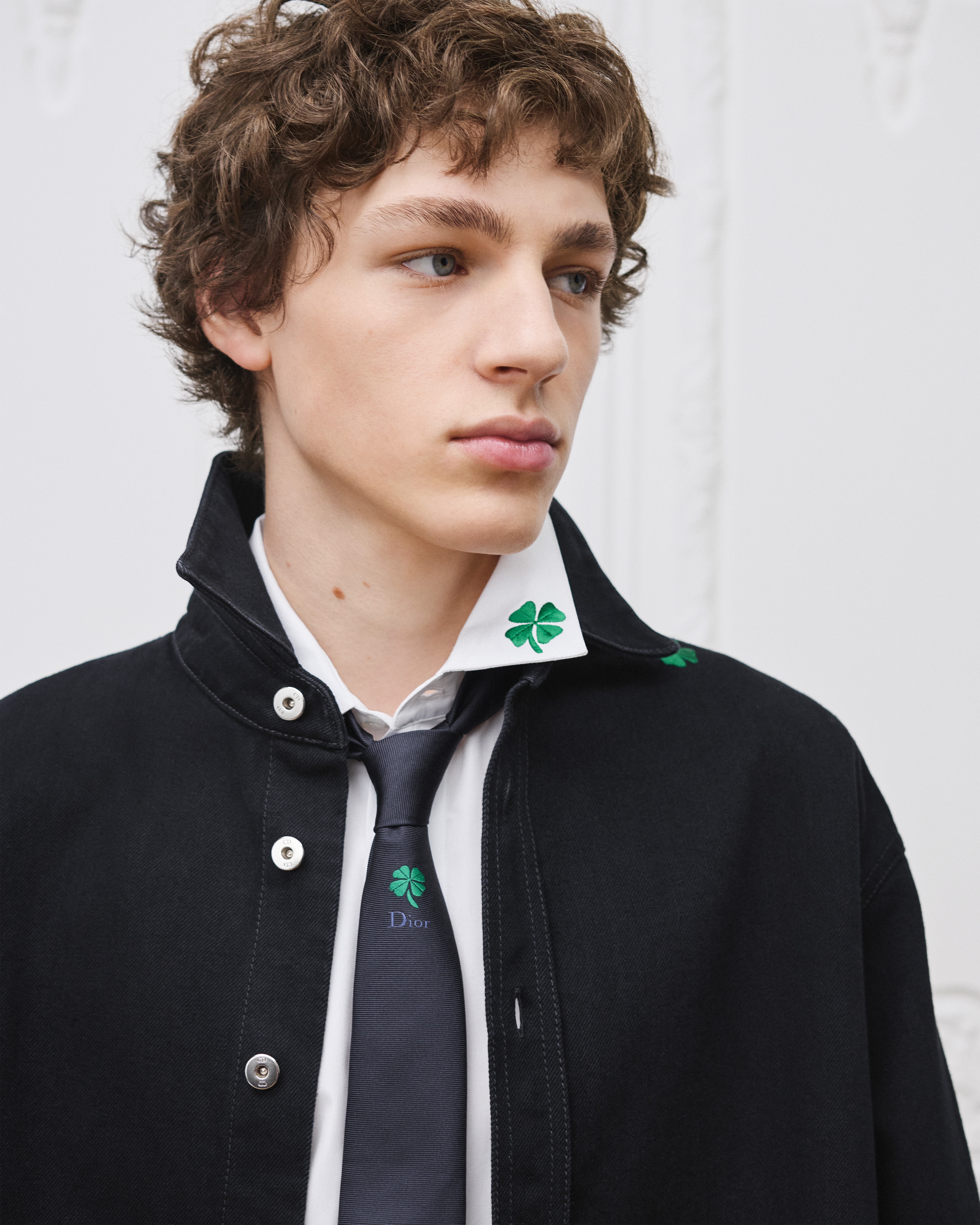 look_image_alt_prefix 外套衬衫 黑色棉质斜纹面料 Dior Clover 图案刺绣 E01