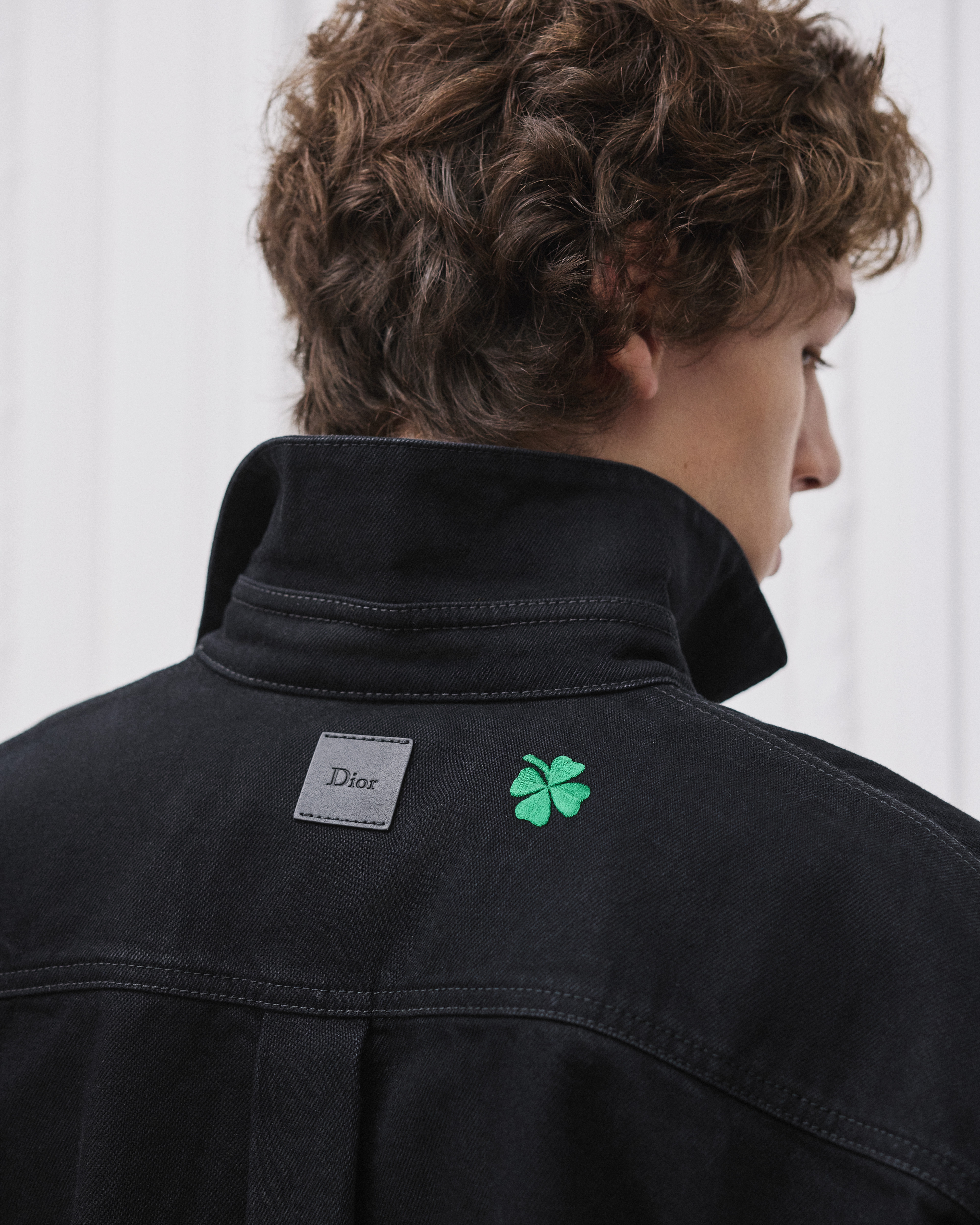 look_image_alt_prefix 外套衬衫 黑色棉质斜纹面料 Dior Clover 图案刺绣 E03