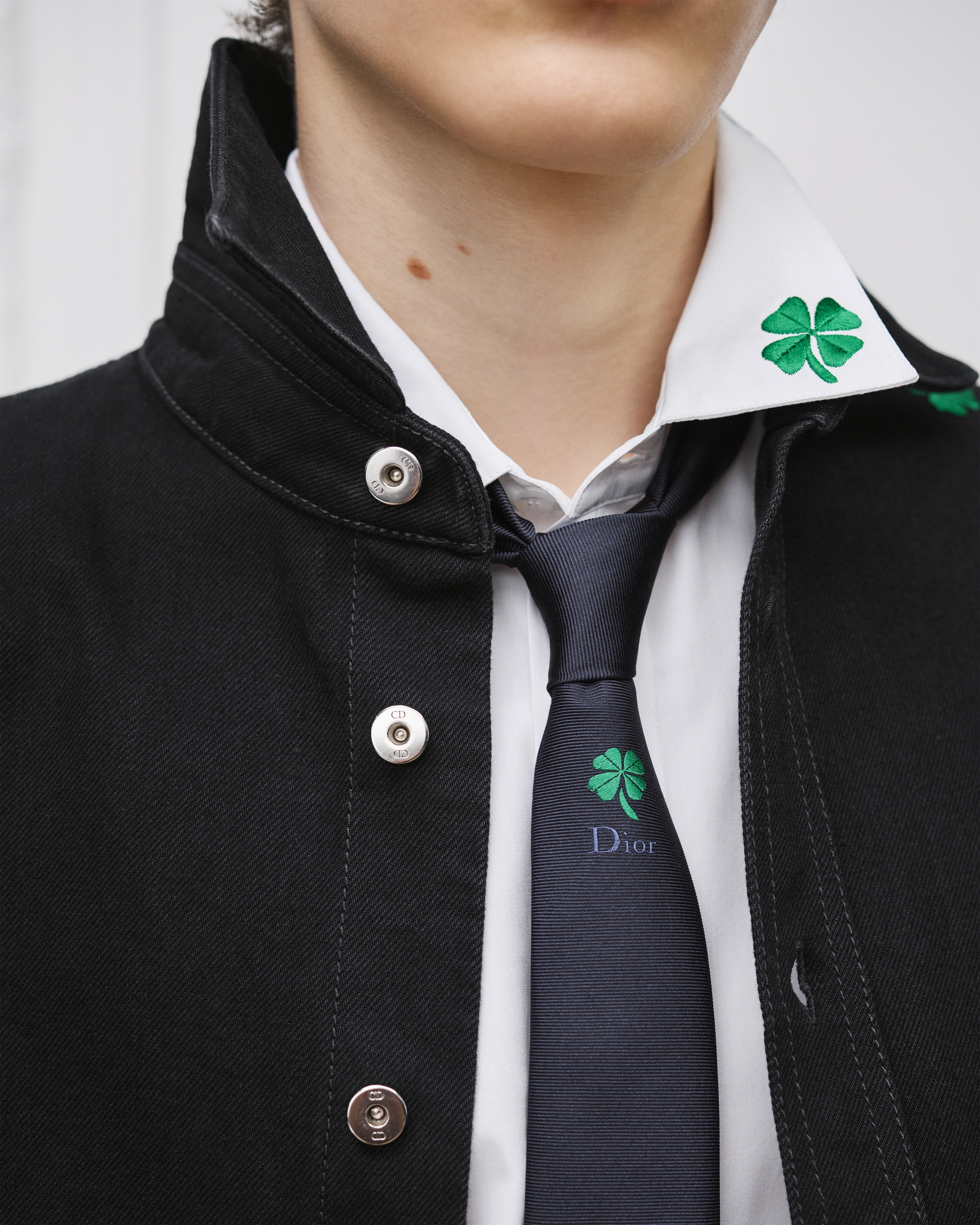 look_image_alt_prefix 外套衬衫 黑色棉质斜纹面料 Dior Clover 图案刺绣 E04