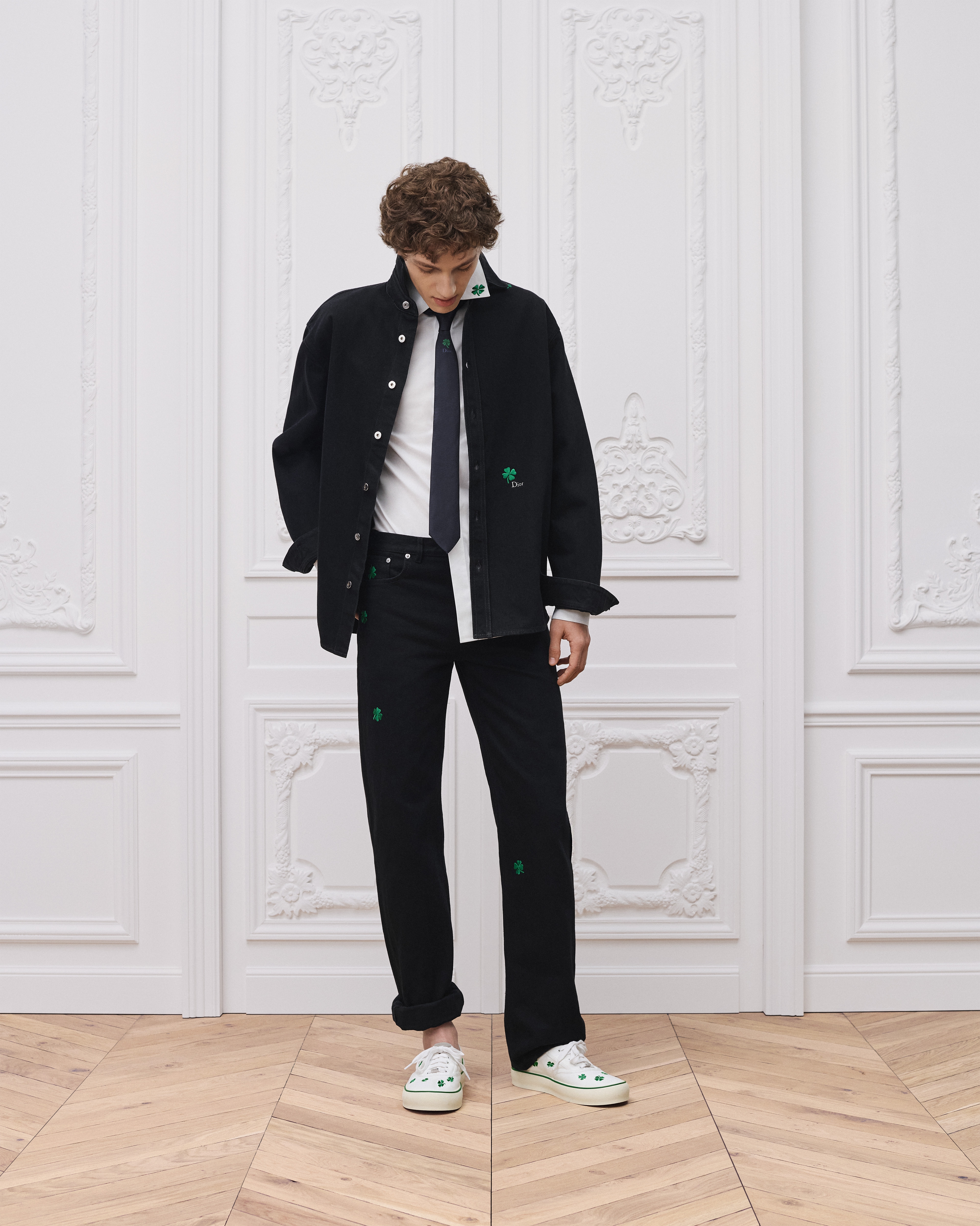 look_image_alt_prefix 外套衬衫 黑色棉质斜纹面料 Dior Clover 图案刺绣 E14
