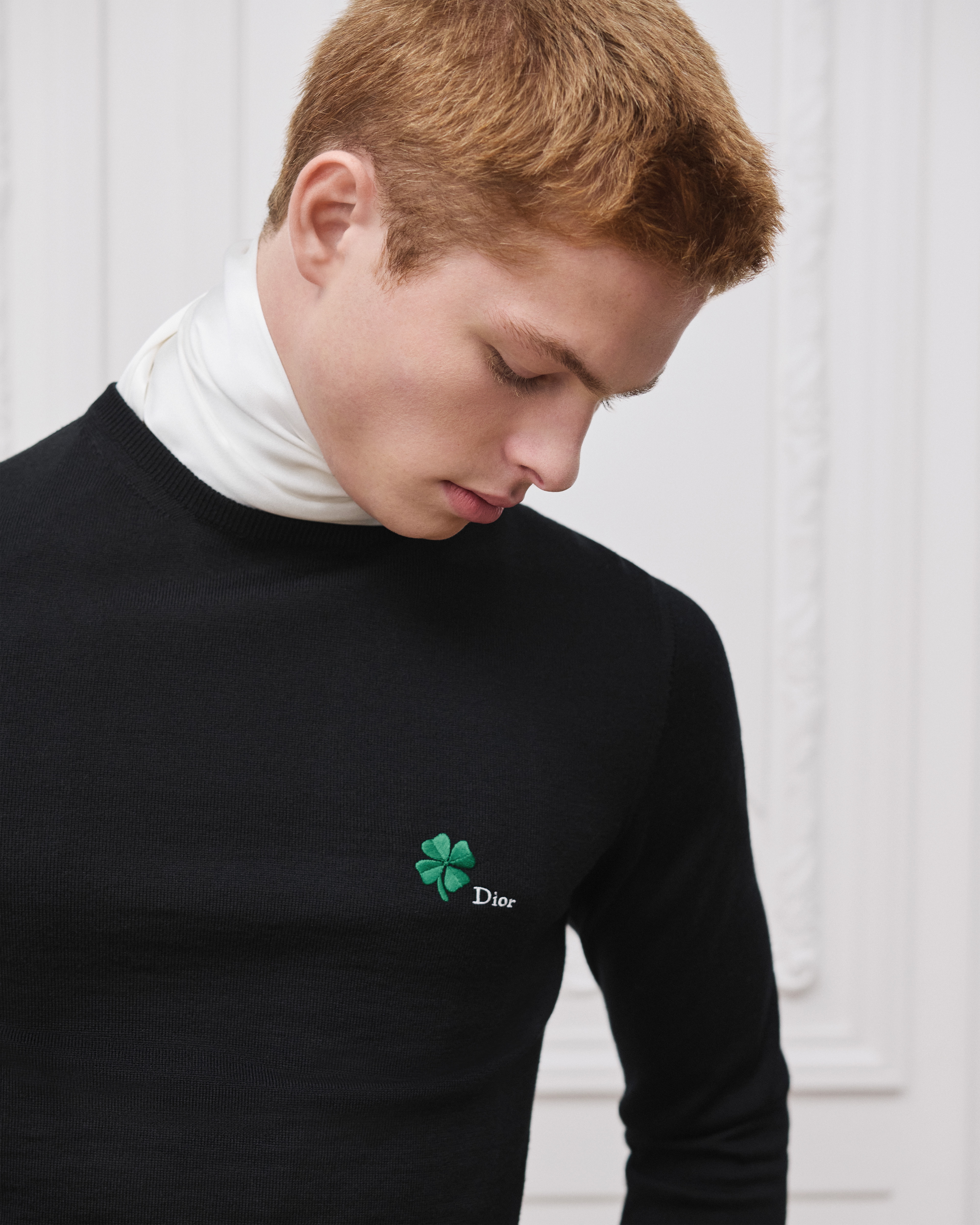 look_image_alt_prefix 针织衫 黑色绵羊毛平纹针织面料 Dior Clover 图案刺绣 E10