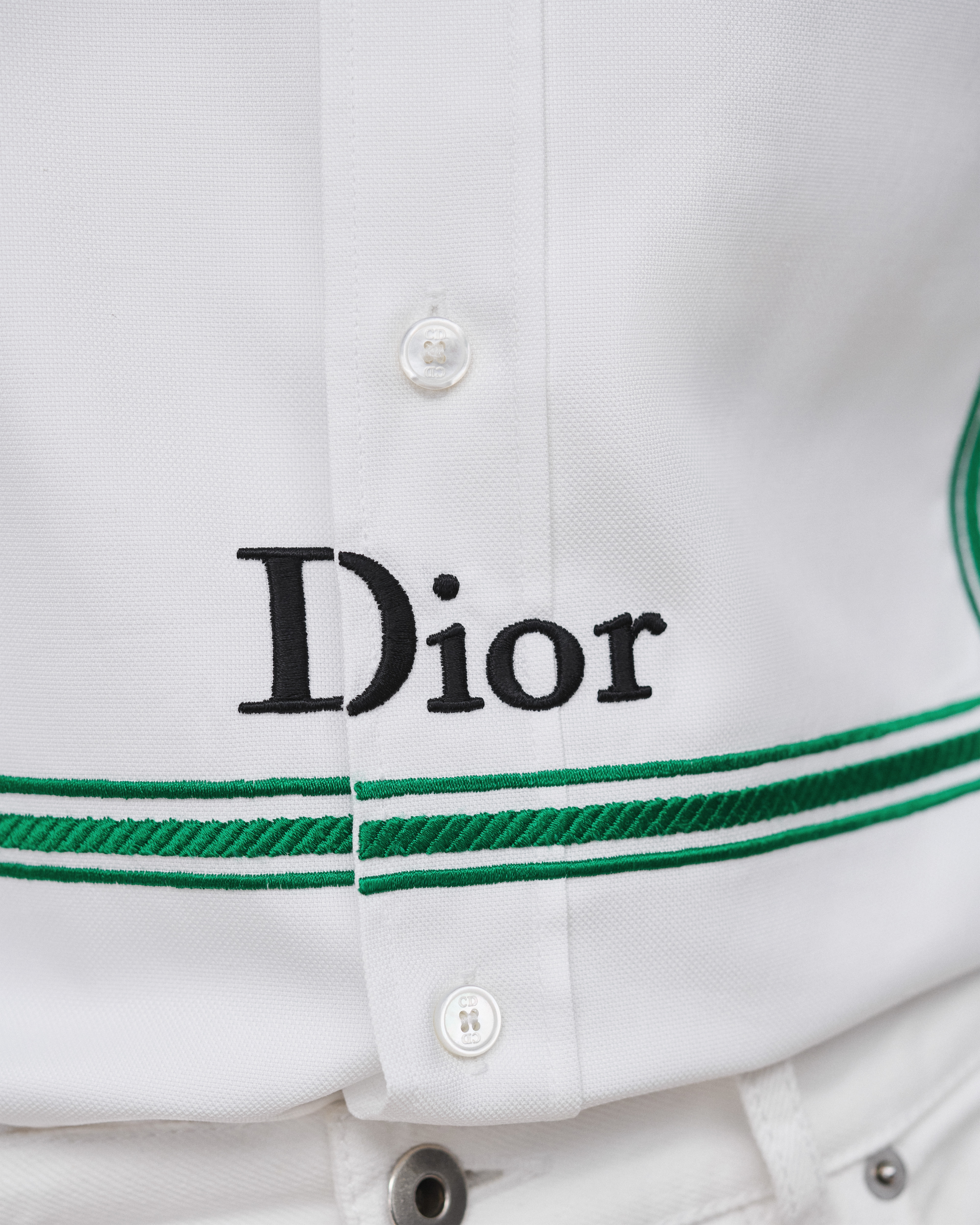 look_image_alt_prefix 衬衫 白色棉质面料 Book Cover 图案刺绣 E11