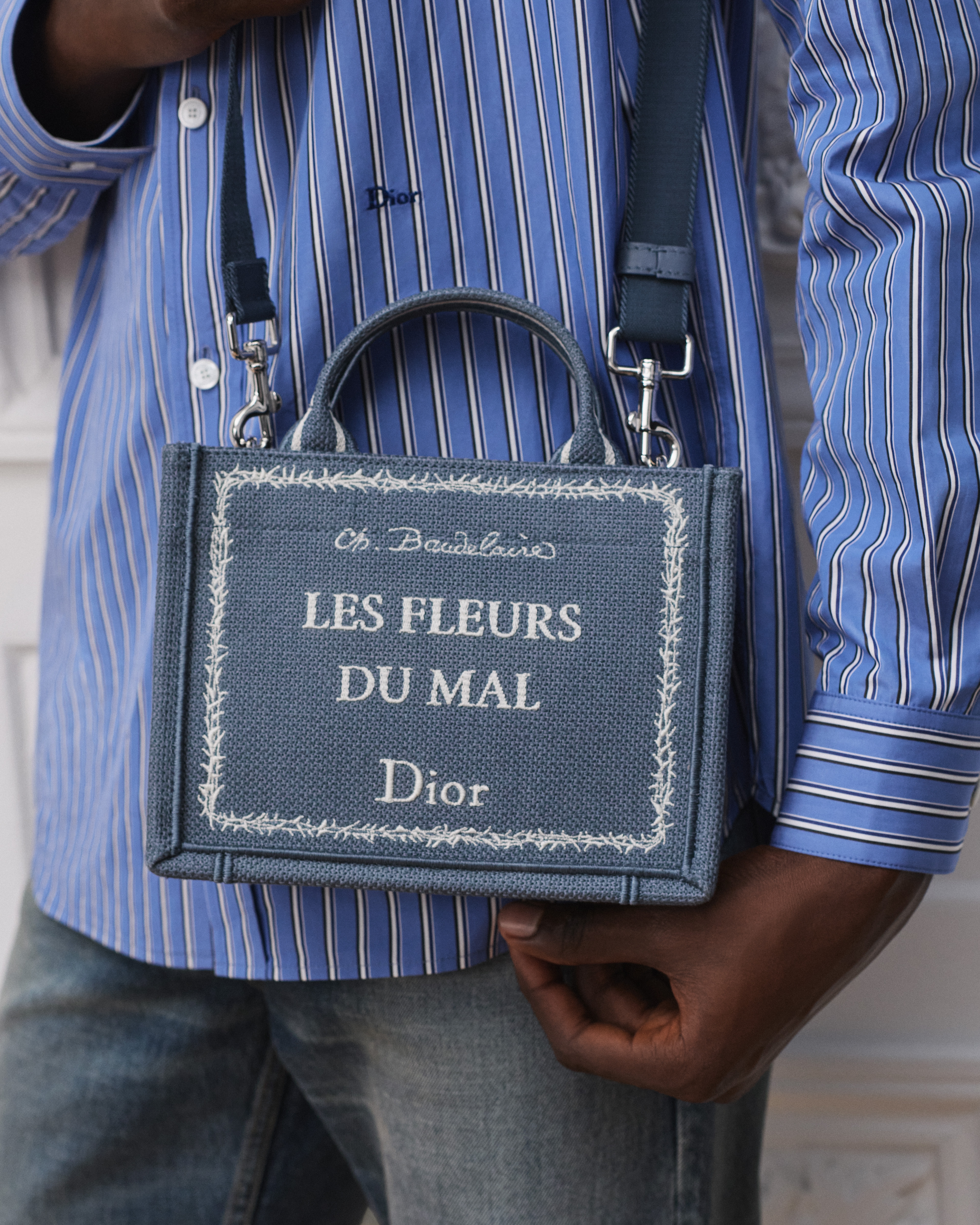 look_image_alt_prefix 迷你 Book Tote 手袋（附肩带） 蓝色底色白色 Book Cover 刺绣（20 x 15.5 x 6 厘米） E20