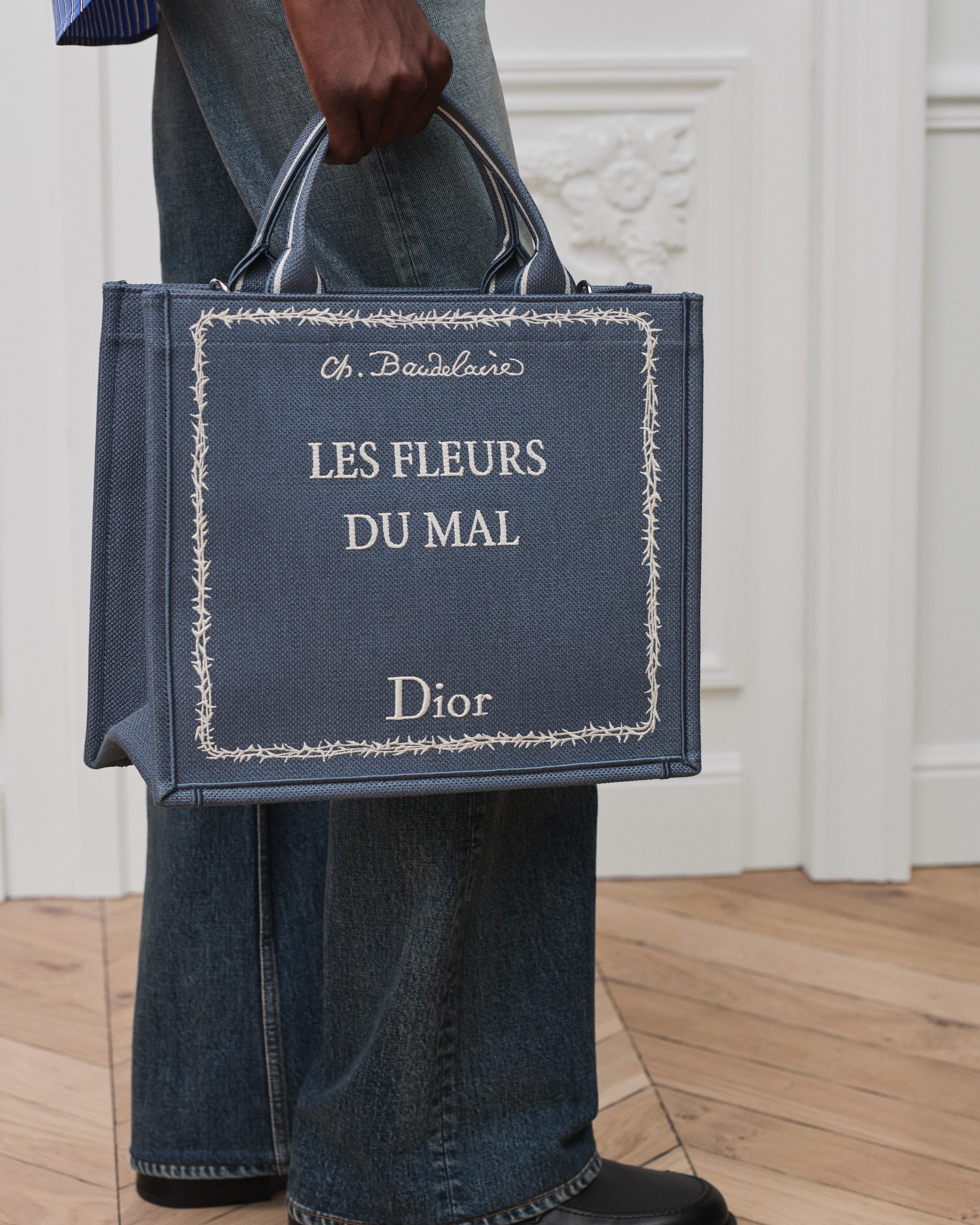 look_image_alt_prefix 围巾 蓝色和白色绵羊毛和山羊绒混纺面料 E23