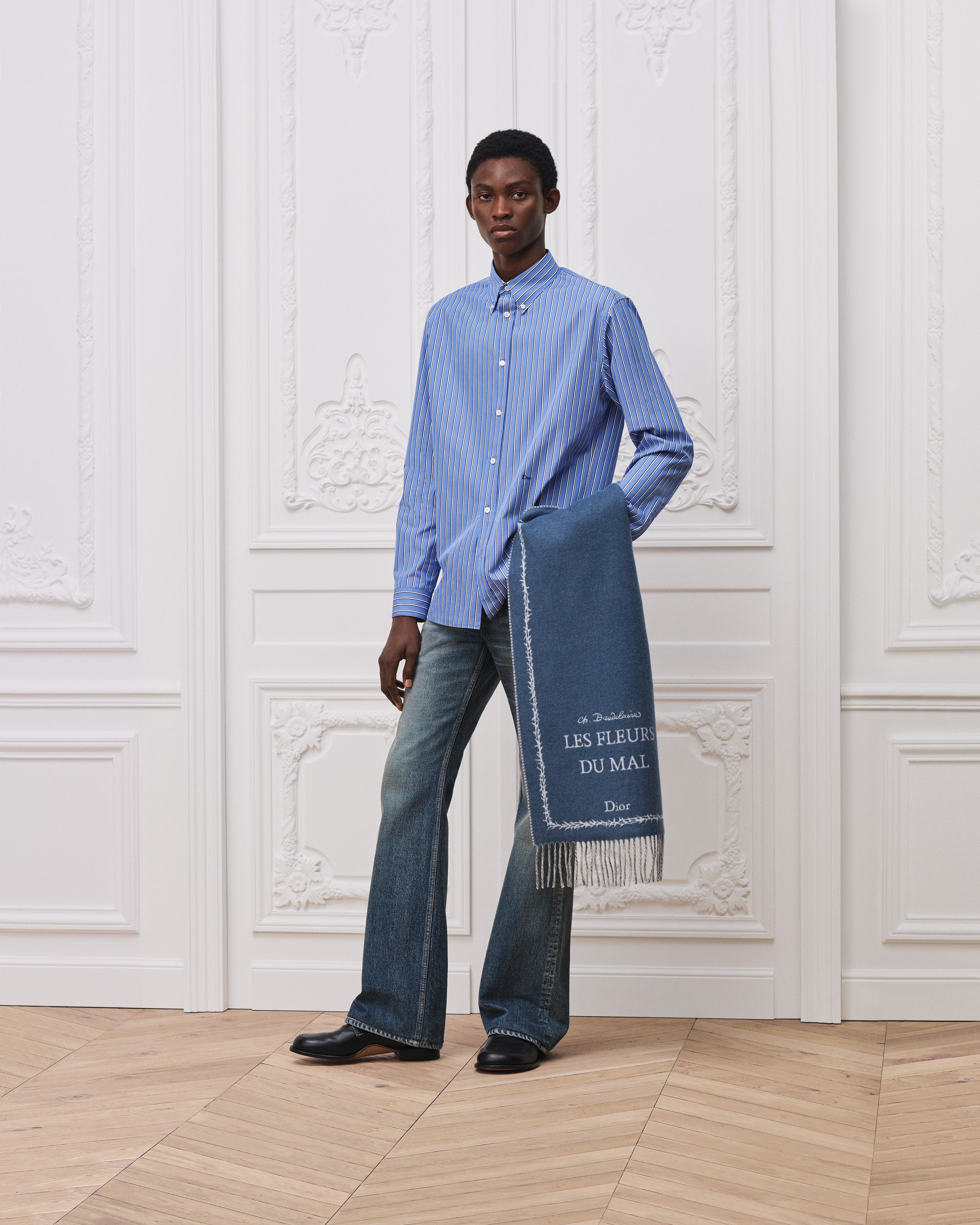 look_image_alt_prefix 围巾 蓝色和白色绵羊毛和山羊绒混纺面料 E34