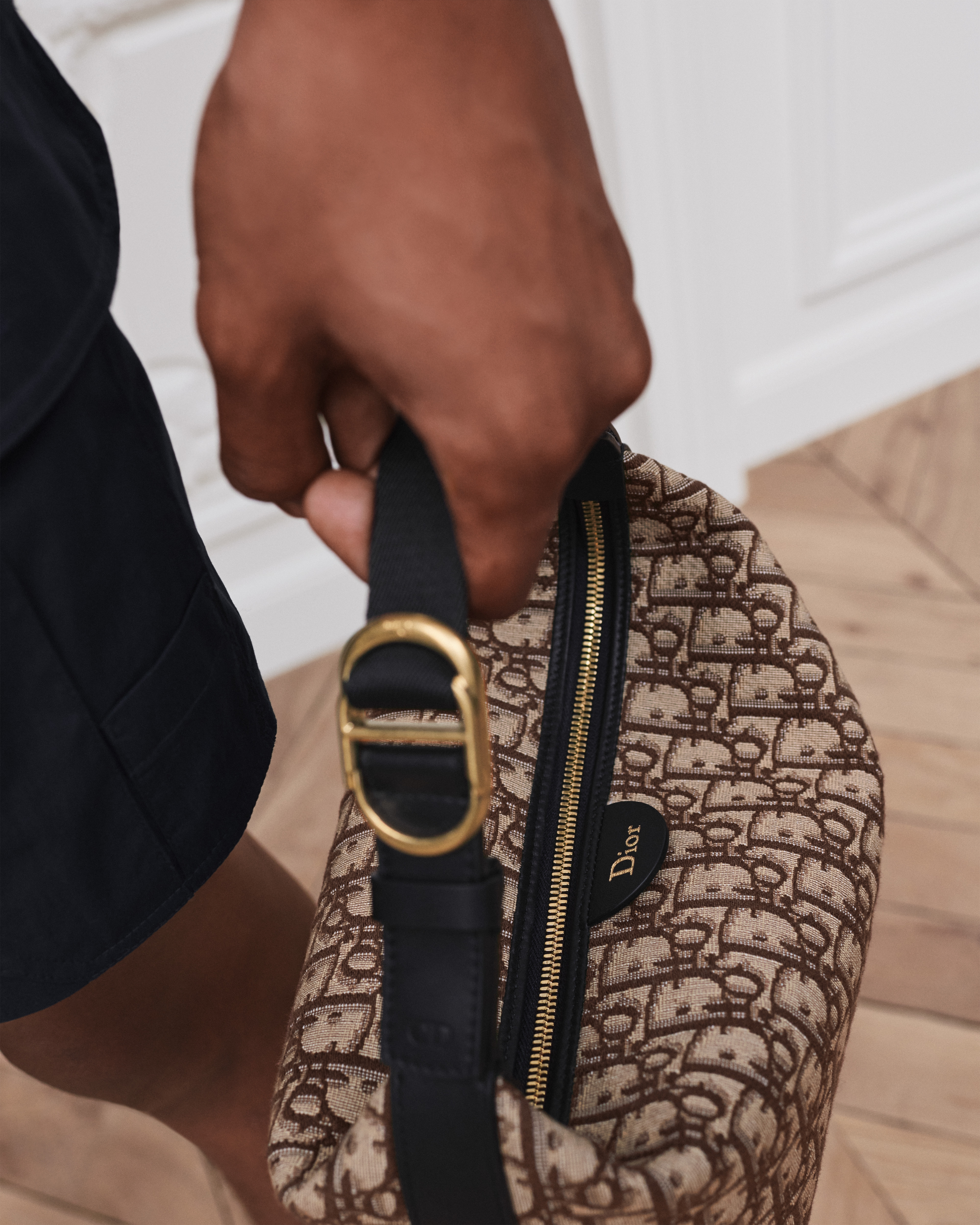 look_image_alt_prefix Dior Jett 手拿包 棕色 Oblique 印花面料 E22