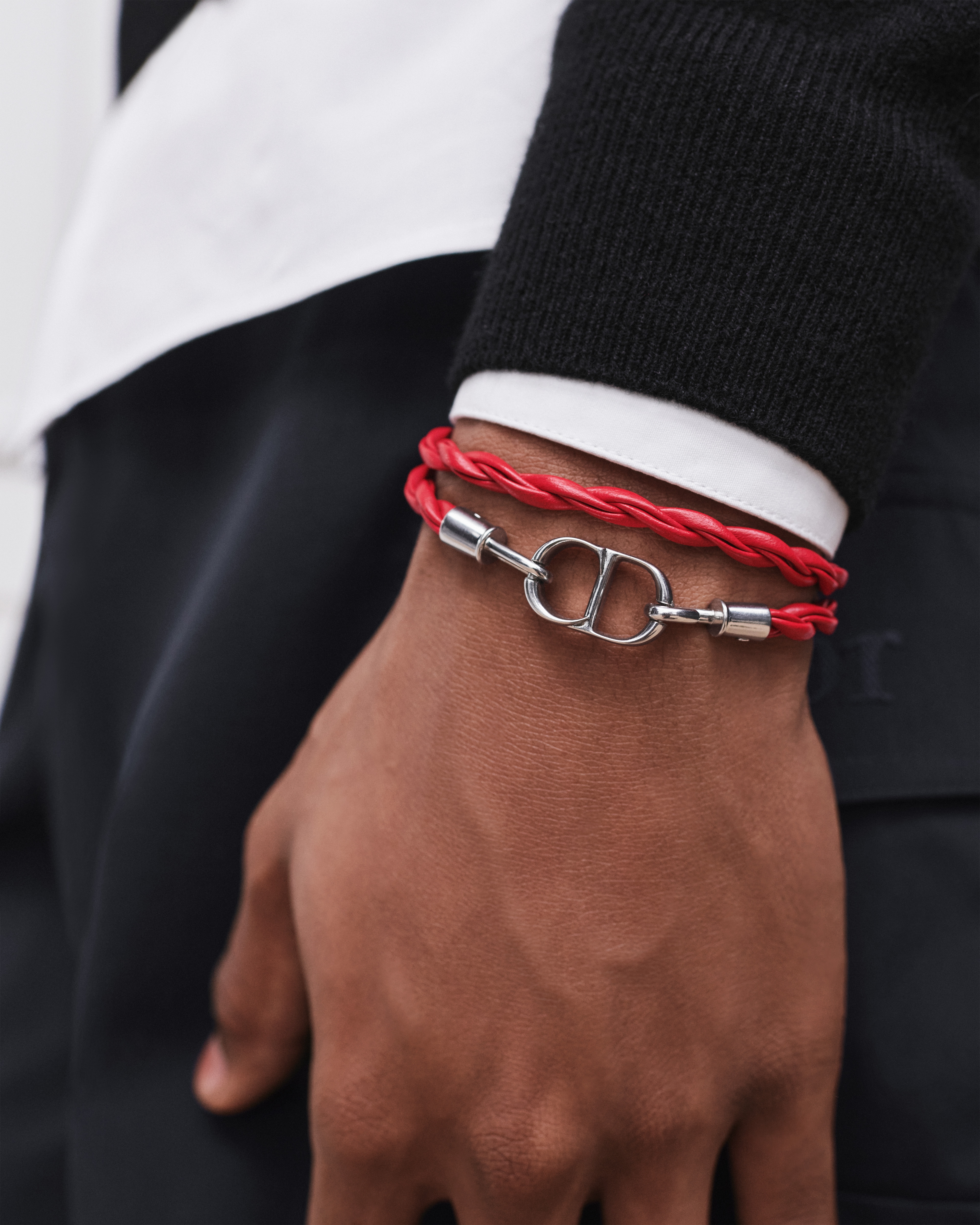 look_image_alt_prefix CD Icon 编织皮革双链条手链 红色牛皮革和银色饰面铜合金 E39