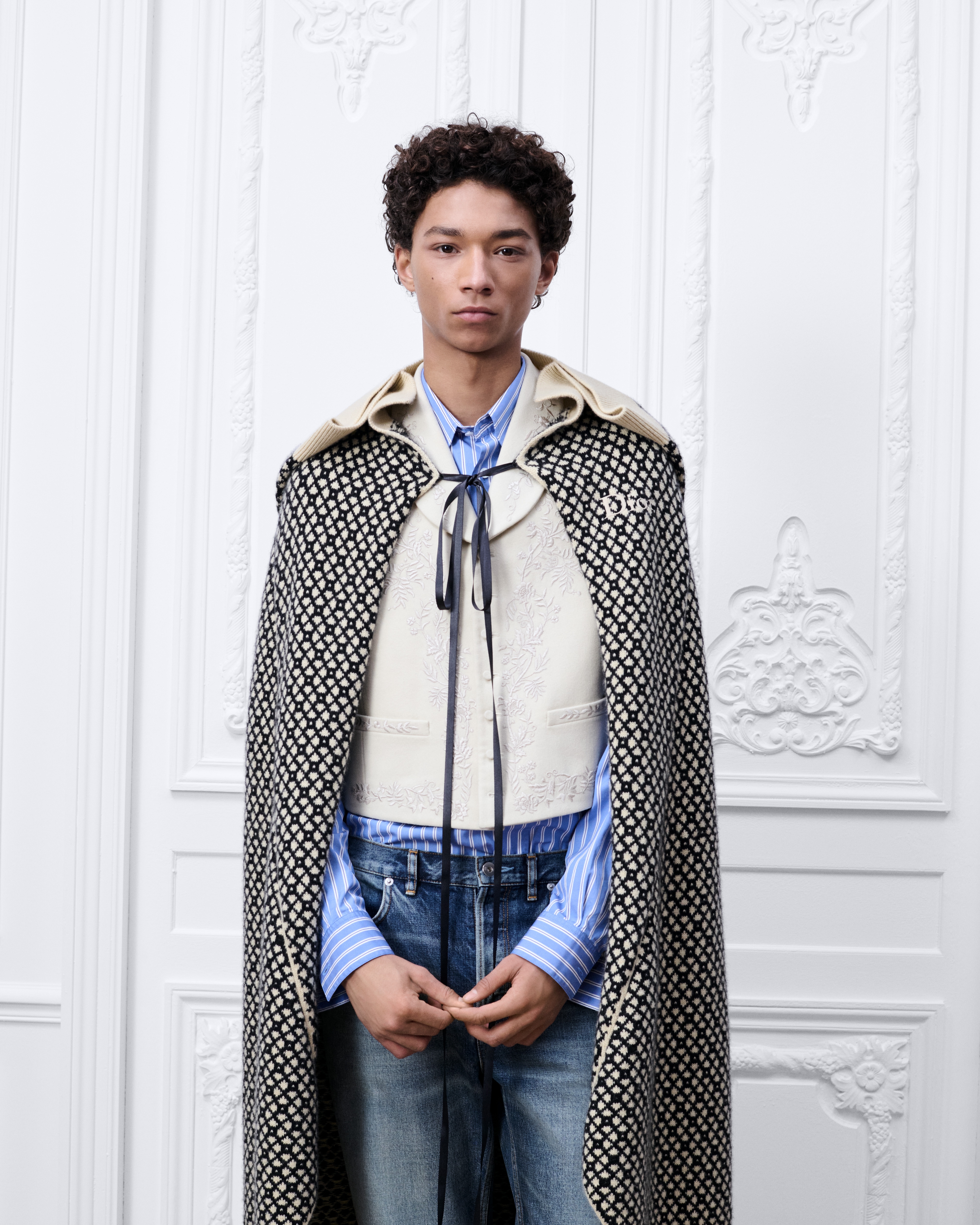 look_image_alt_prefix 斗篷 米白色和黑色山羊绒提花面料 E01