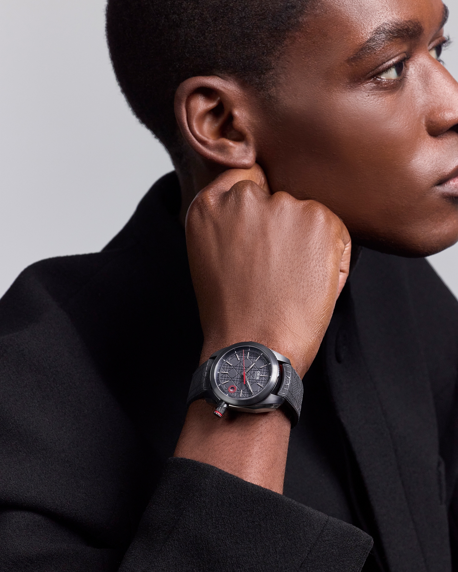 Chiffre Rouge 灰色哑光腕表 直径 38 毫米，自动上链，灰色哑光钢质 E01