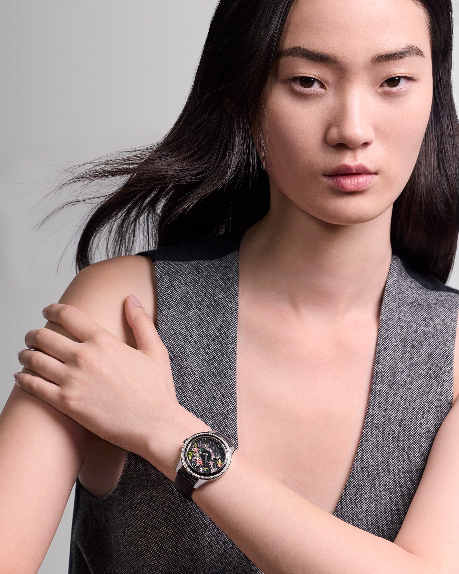 look_image_alt_prefix Dior Grand Bal Broderie Florale 腕表 直径 36 毫米，自动上链机芯，钢、白色 18K 金、黑色珍珠母贝和钻石 E01