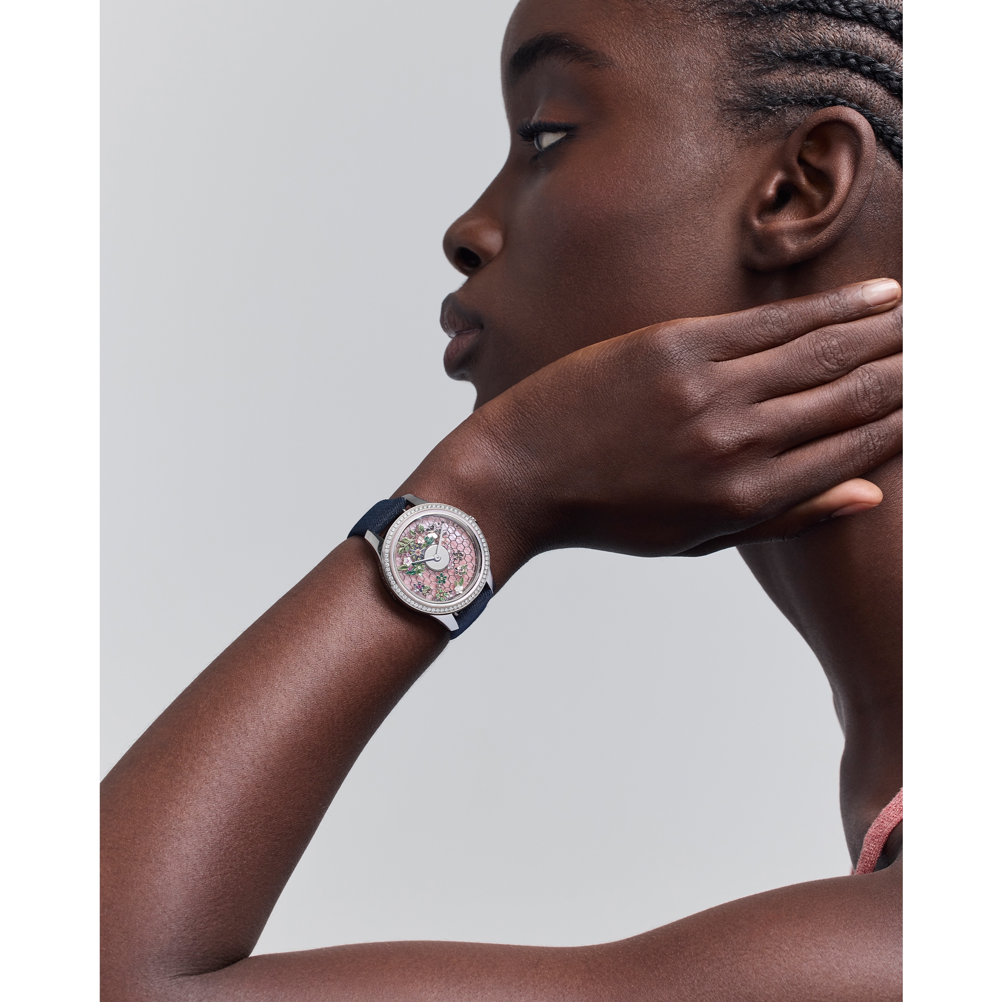 look_image_alt_prefix Dior Grand Bal Broderie Florale 腕表 直径 36 毫米，自动上链机芯，钢、白色 18K 金、粉色珍珠母贝和钻石 E01