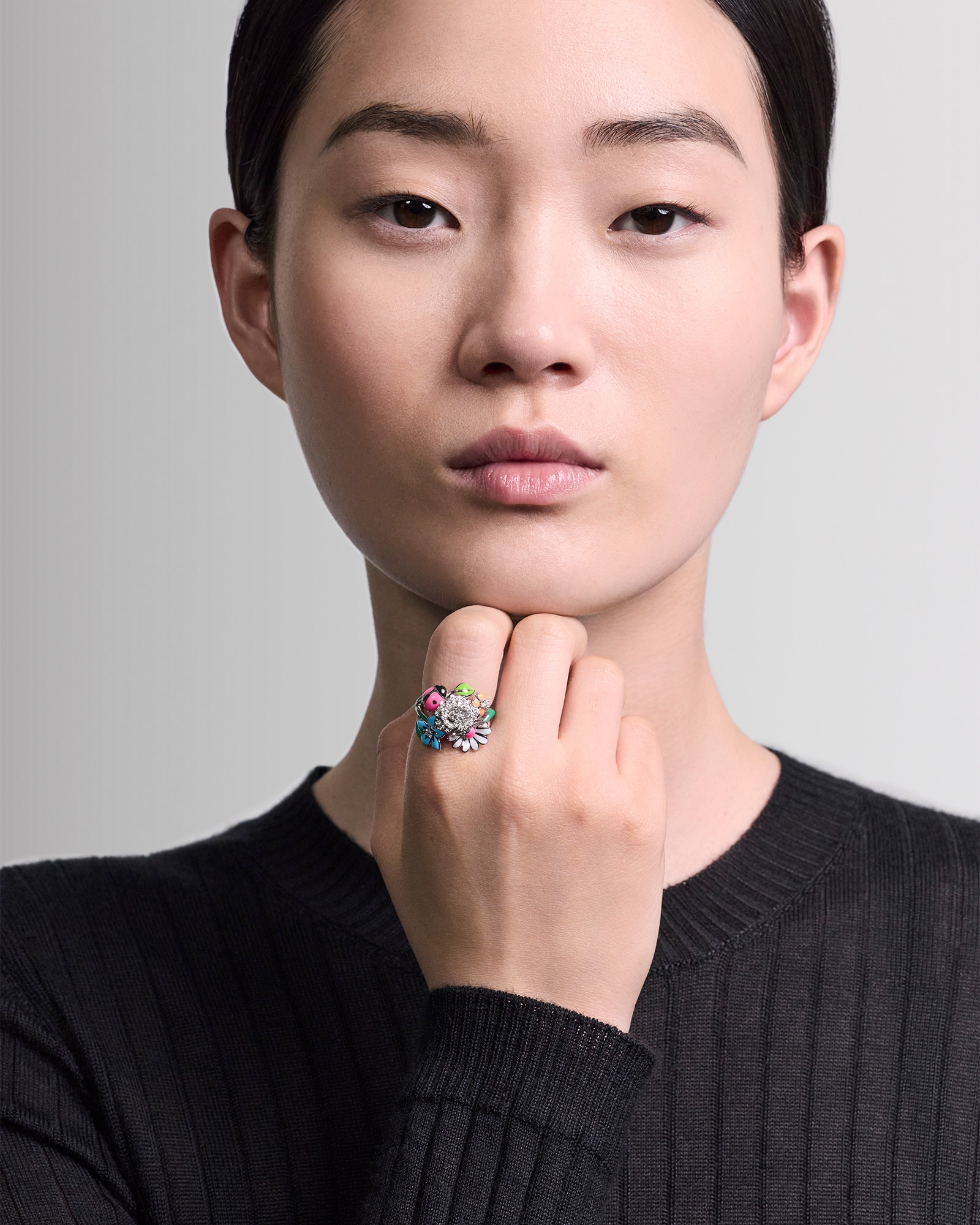 look_image_alt_prefix Diorette 戒指  白色 18K 金、钻石和高级珠宝彩漆装饰 E01