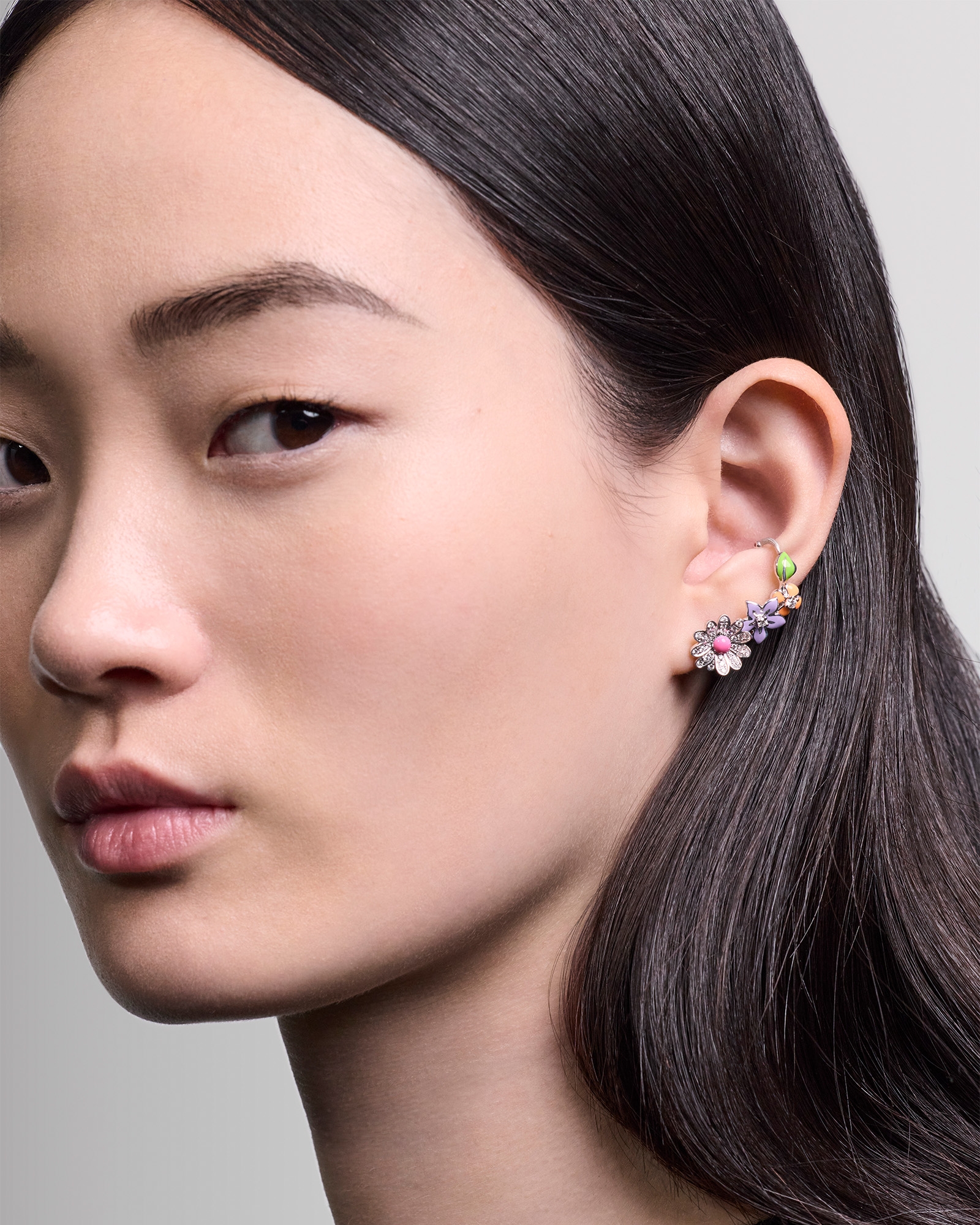 look_image_alt_prefix Diorette 单只耳环 白色 18K 金、钻石和高级珠宝彩漆装饰 E01