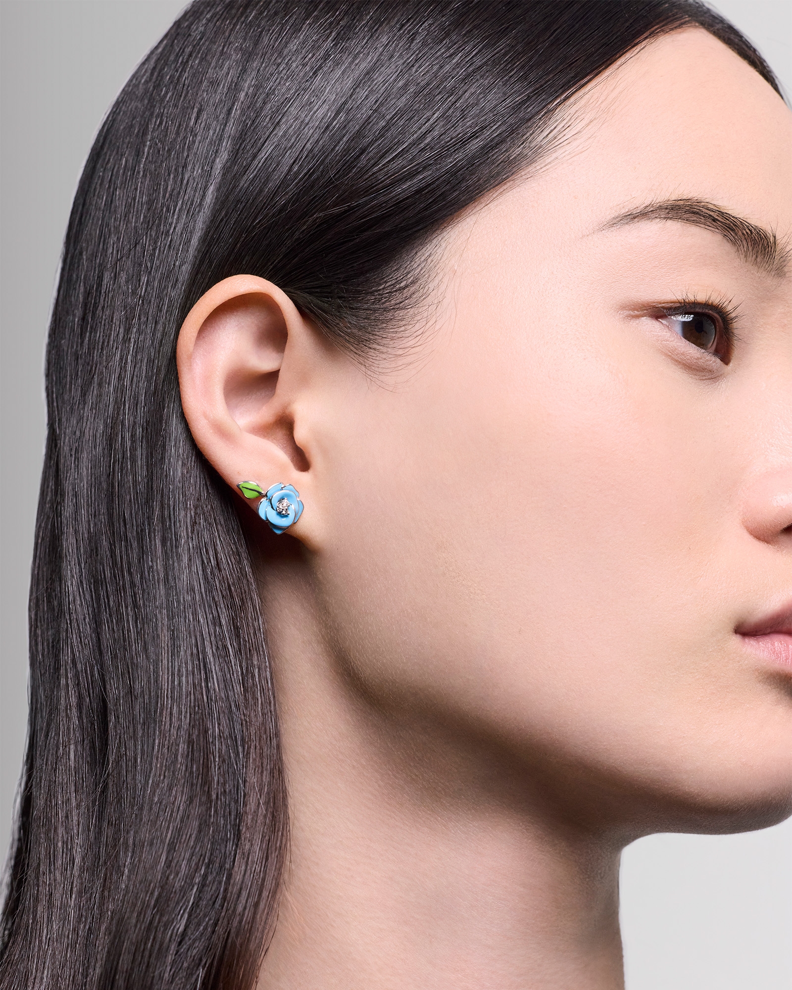 look_image_alt_prefix Diorette 单只耳环 白色 18K 金、钻石和高级珠宝彩漆装饰 E01