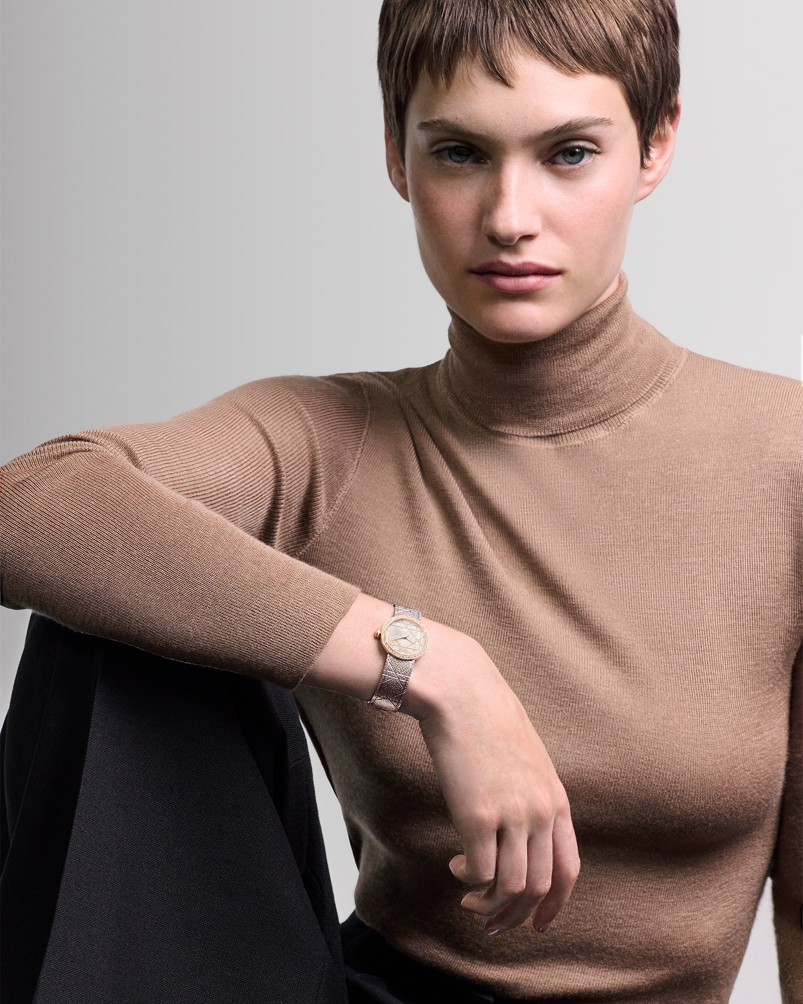 look_image_alt_prefix La D My Dior 腕表 直径 25 毫米，钢、黄色 18K 金、白色珍珠母贝和钻石 E01