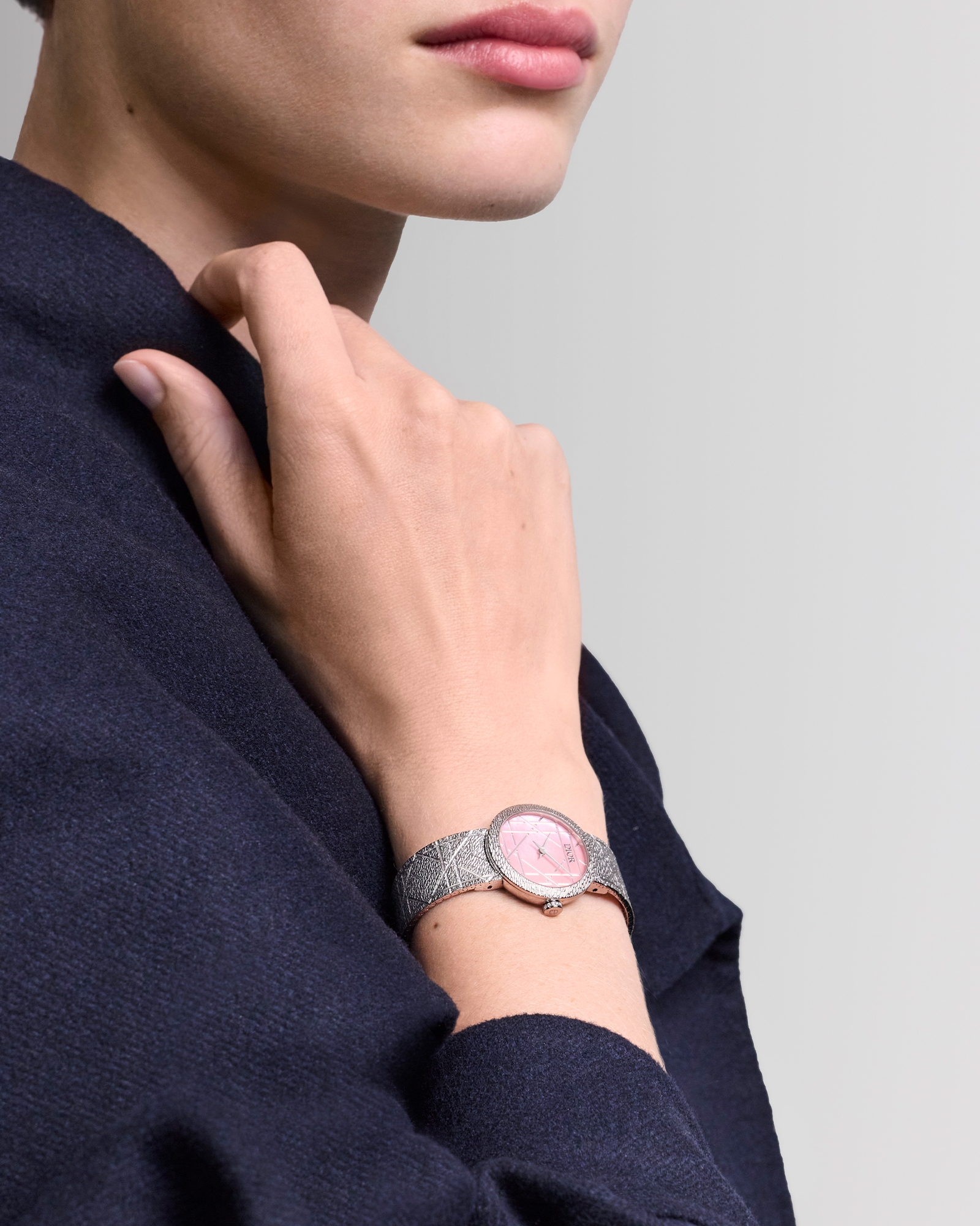 look_image_alt_prefix La D My Dior 腕表 直径 25 毫米，钢、粉色珍珠母贝和钻石 E01