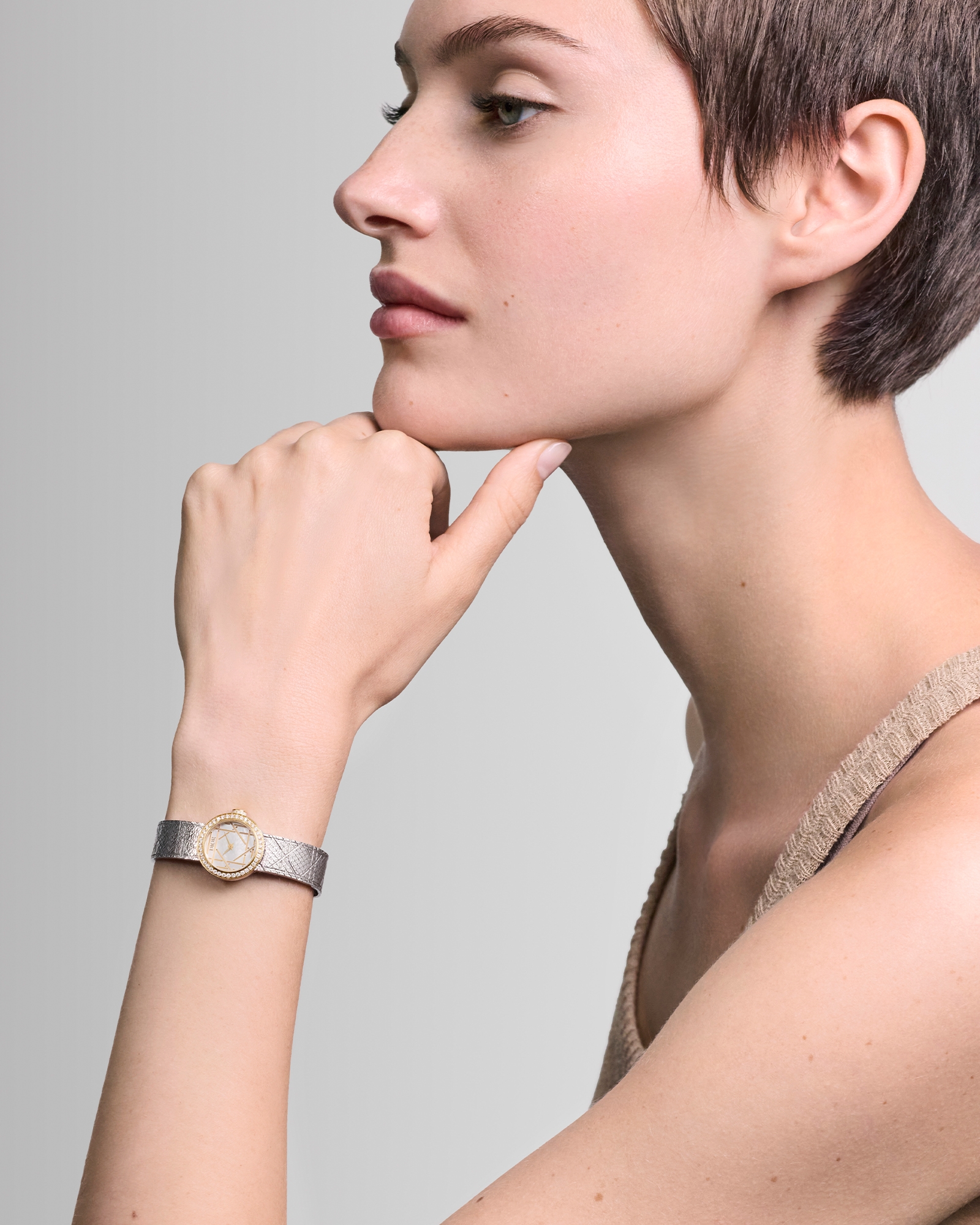 look_image_alt_prefix La Mini D My Dior 腕表 直径 19 毫米，钢、黄色 18K 金、白色珍珠母贝和钻石 E01